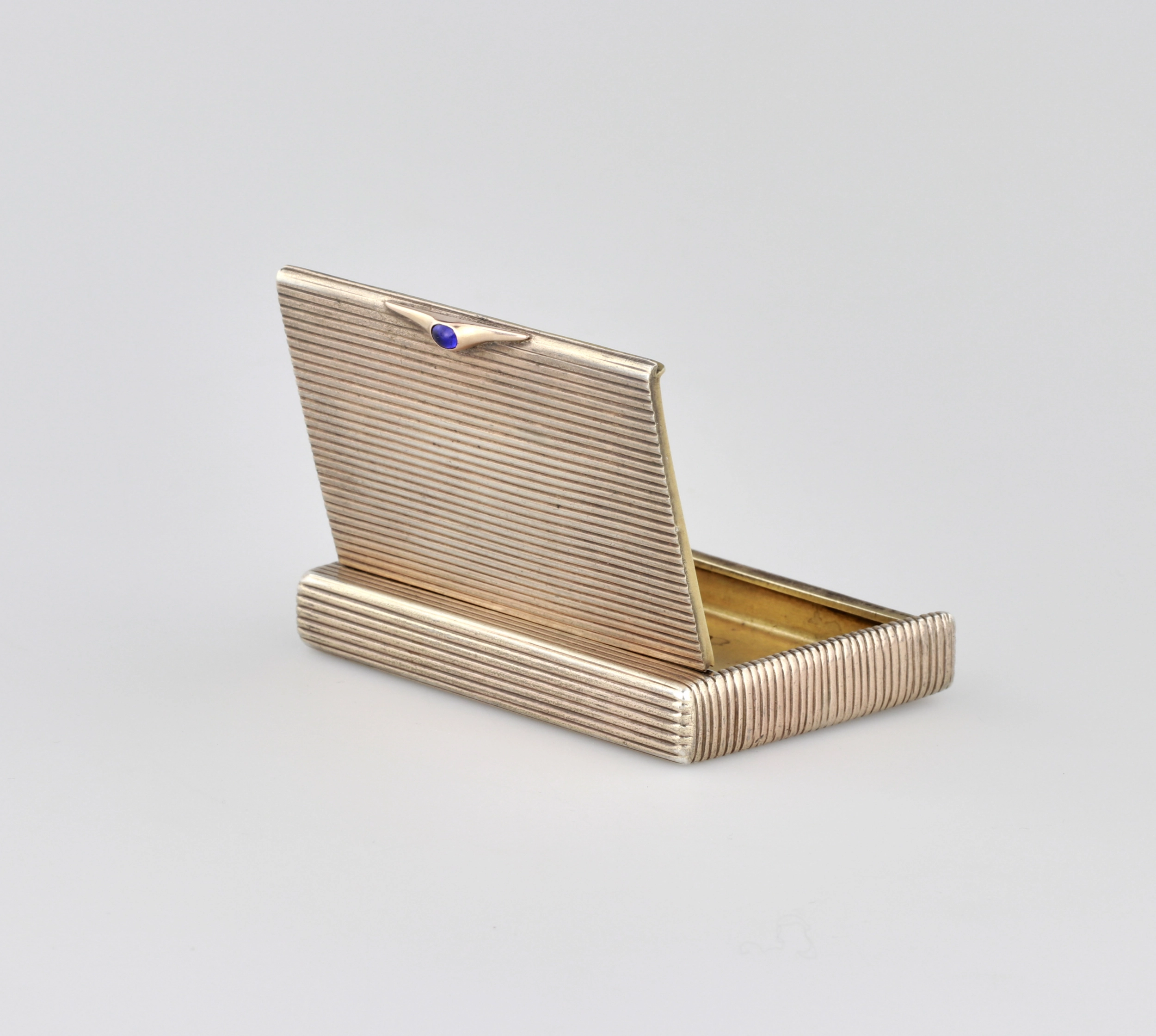 Étui à cigarettes en argent.