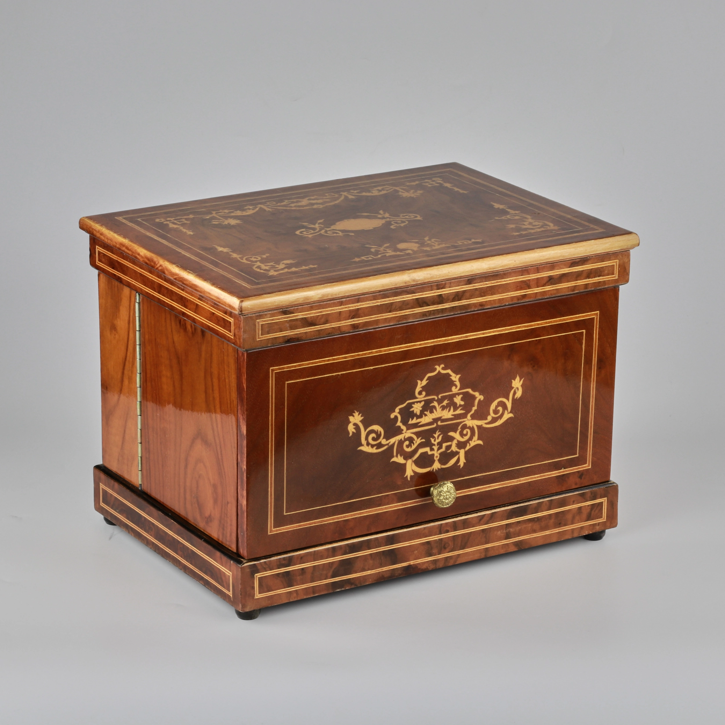 Travel liquor cabinet