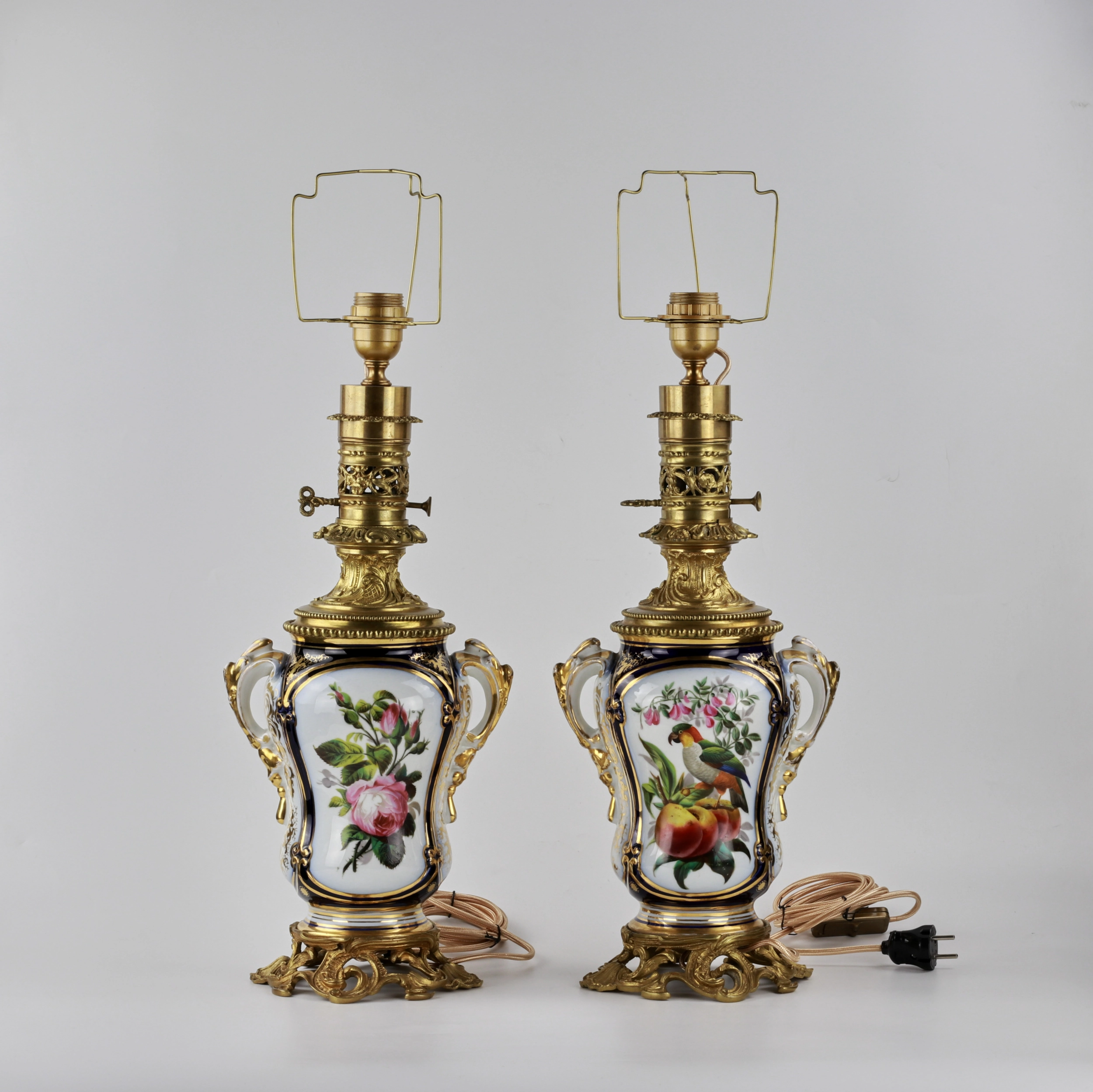 Paire de lampes en porcelaine 
