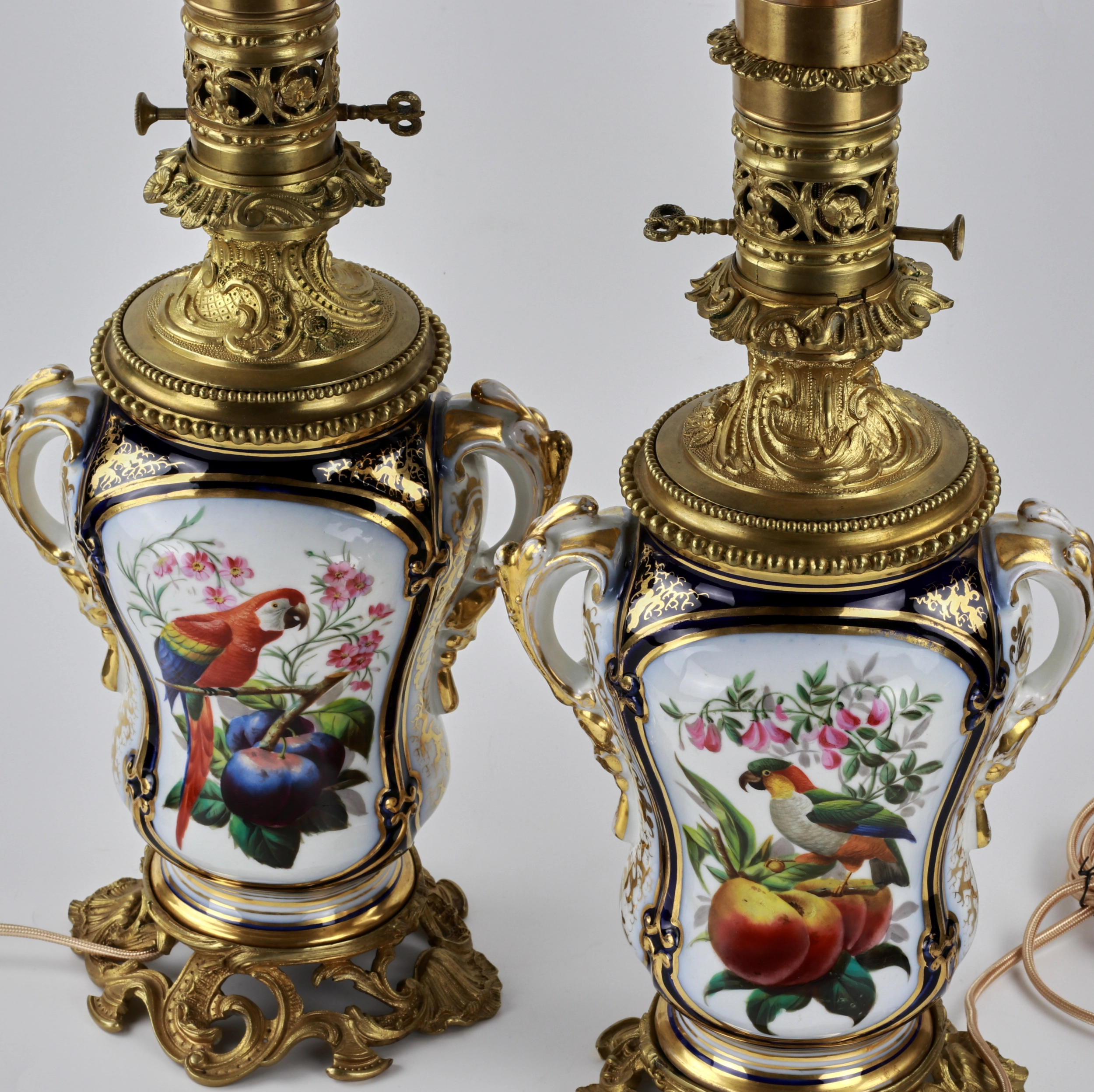 Paire de lampes en porcelaine 