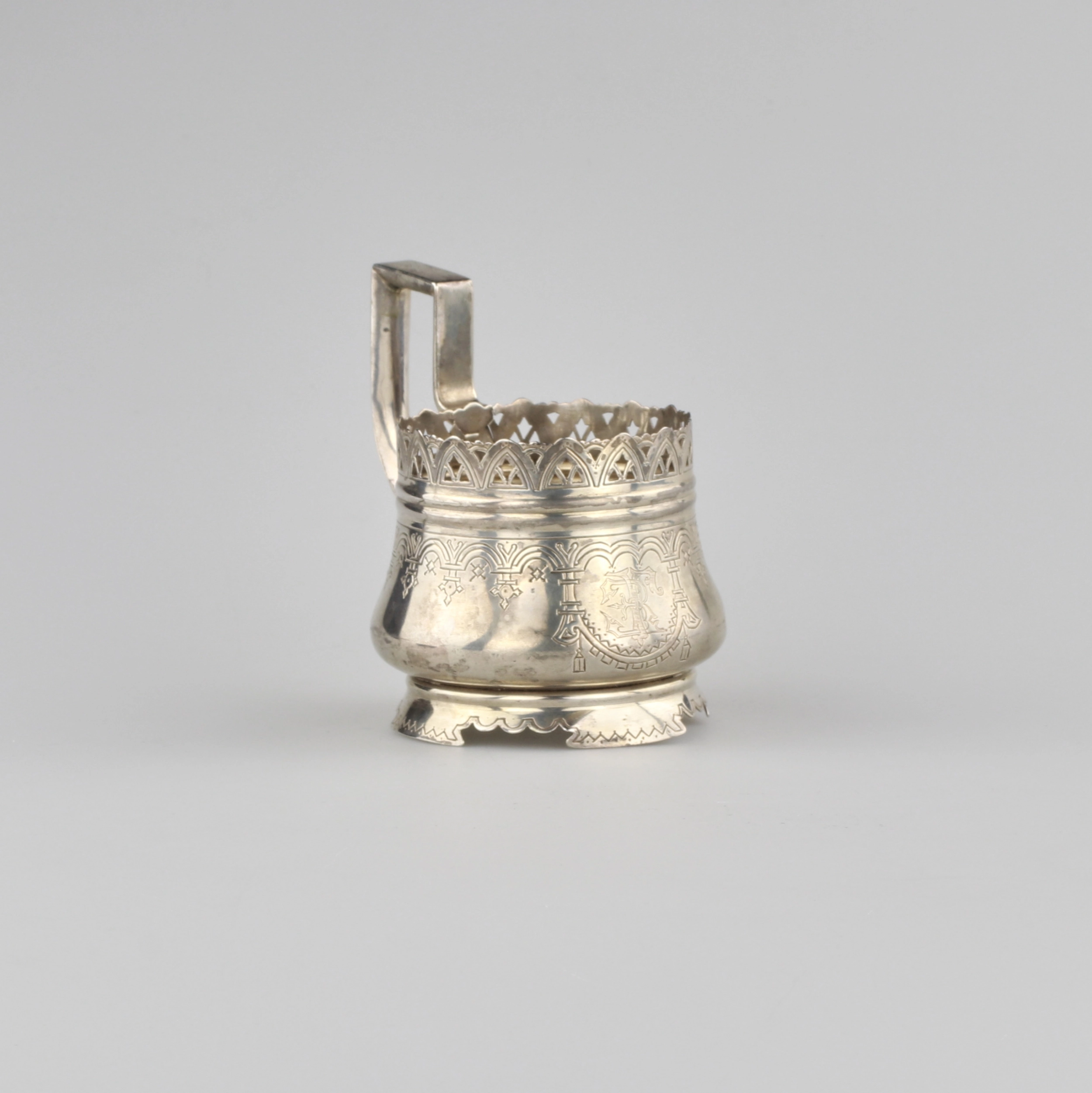 Porte-gobelet en argent russe.