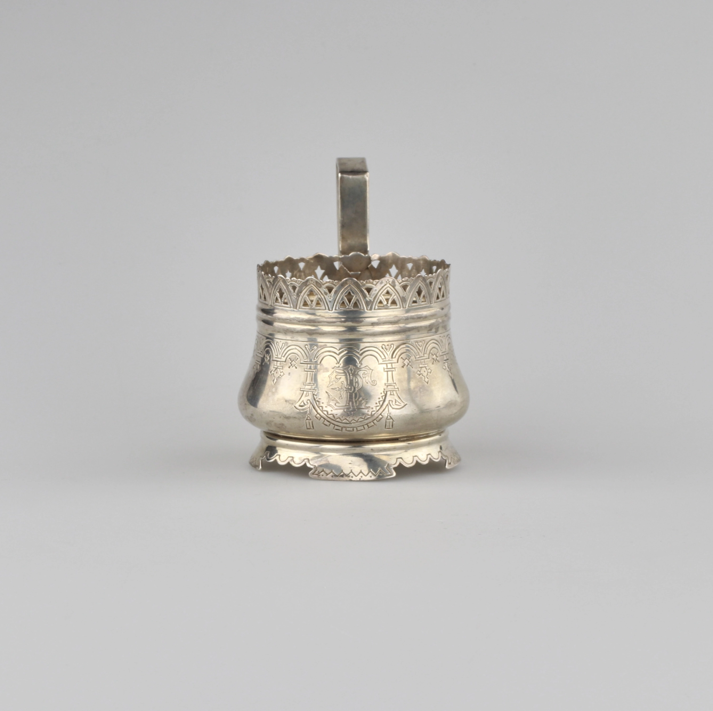 Porte-gobelet en argent russe.