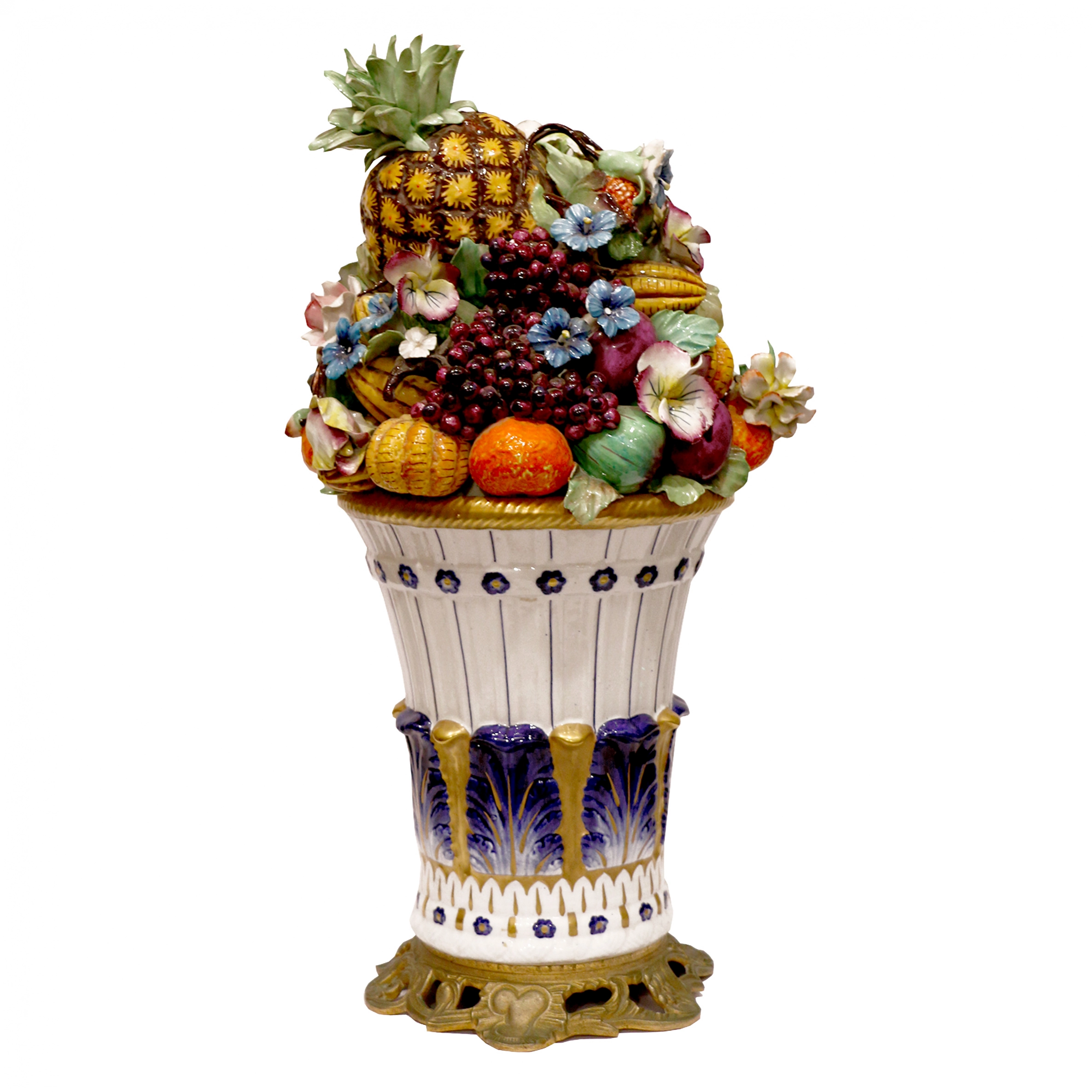 Paire de vases decoratifs à fruits. Europe 20e siècle.