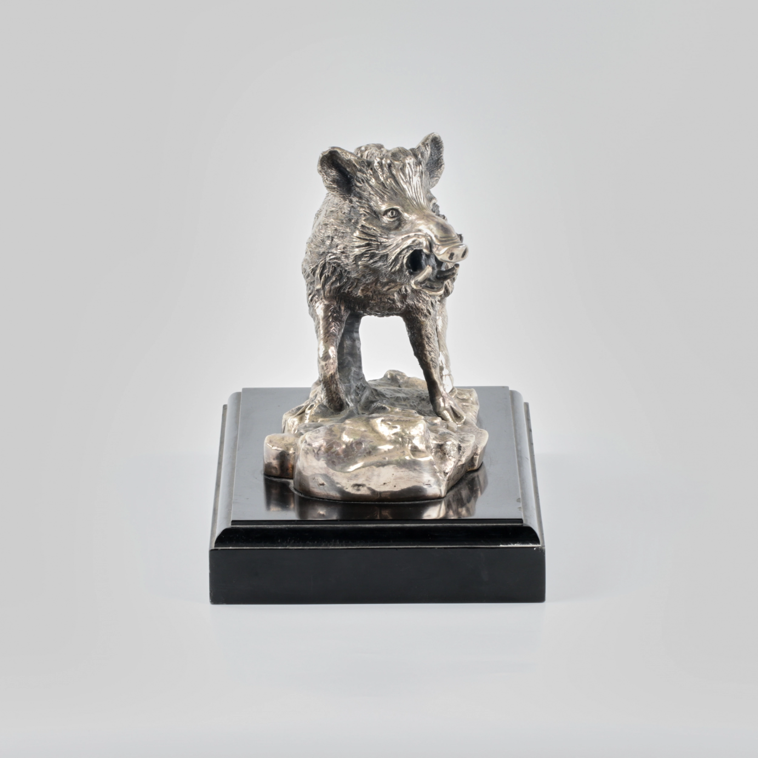 Figurine Sanglier en metal argente.