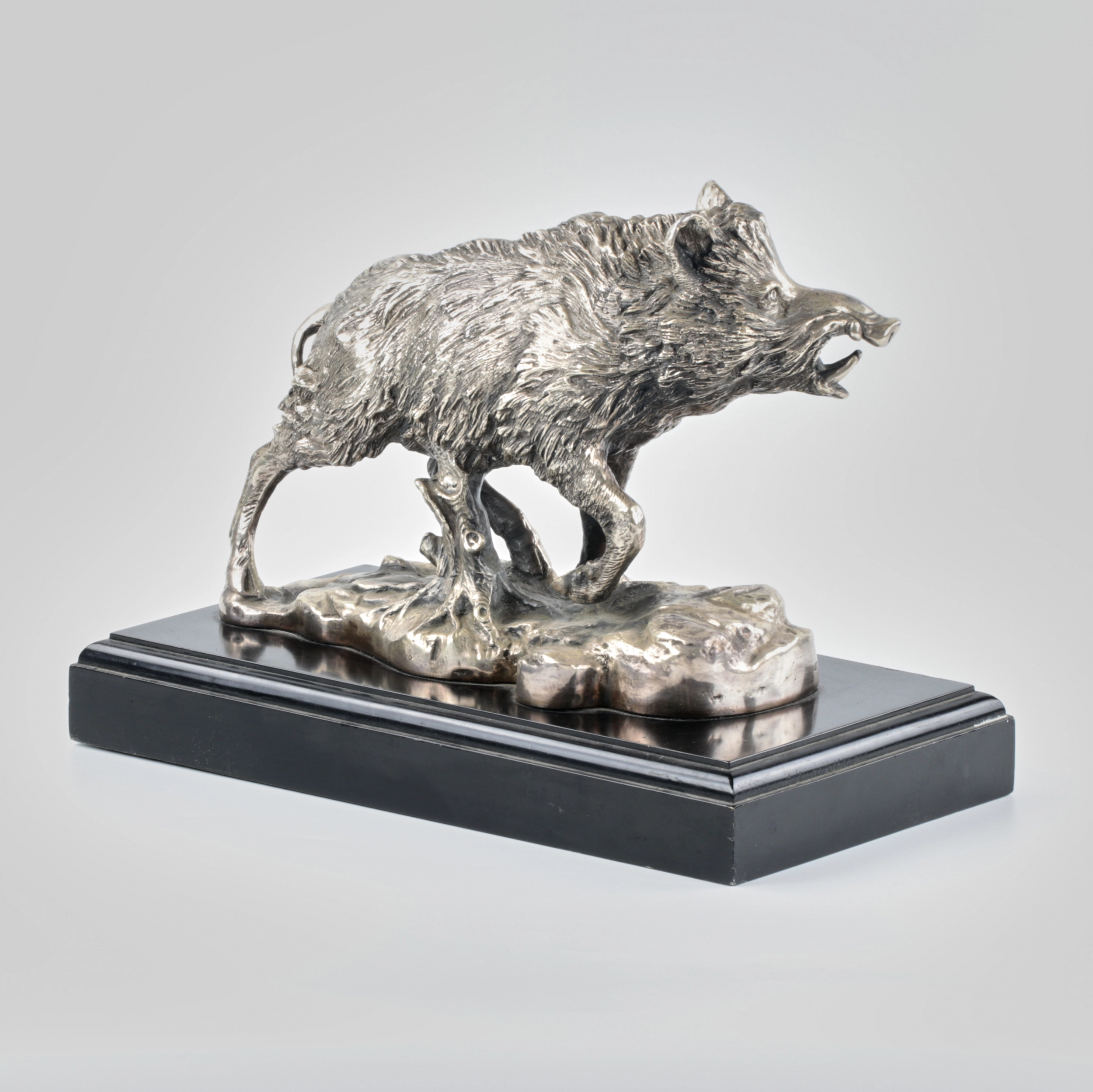 Figurine Sanglier en metal argente.