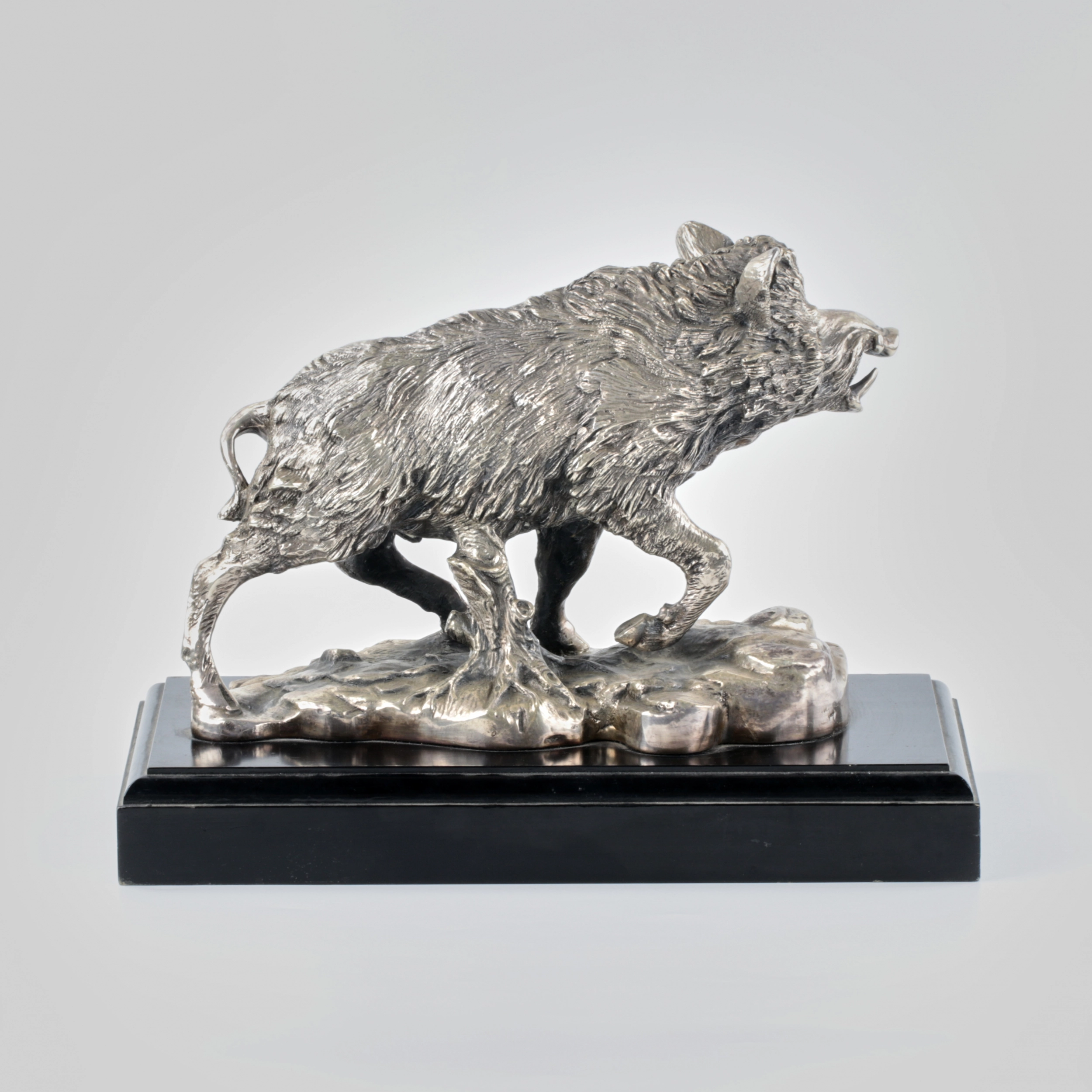 Figurine Sanglier en metal argente.