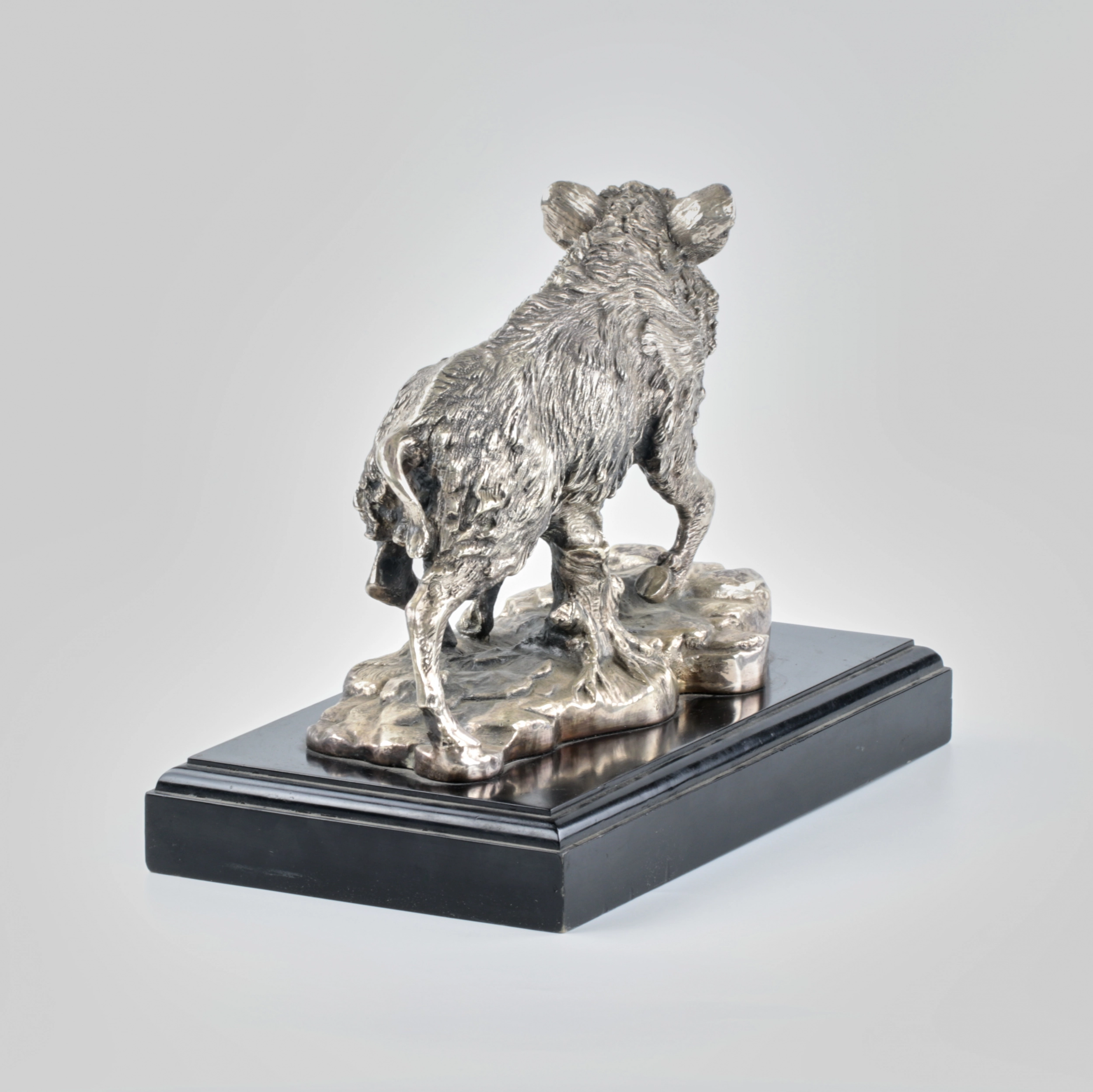 Figurine Sanglier en metal argente.