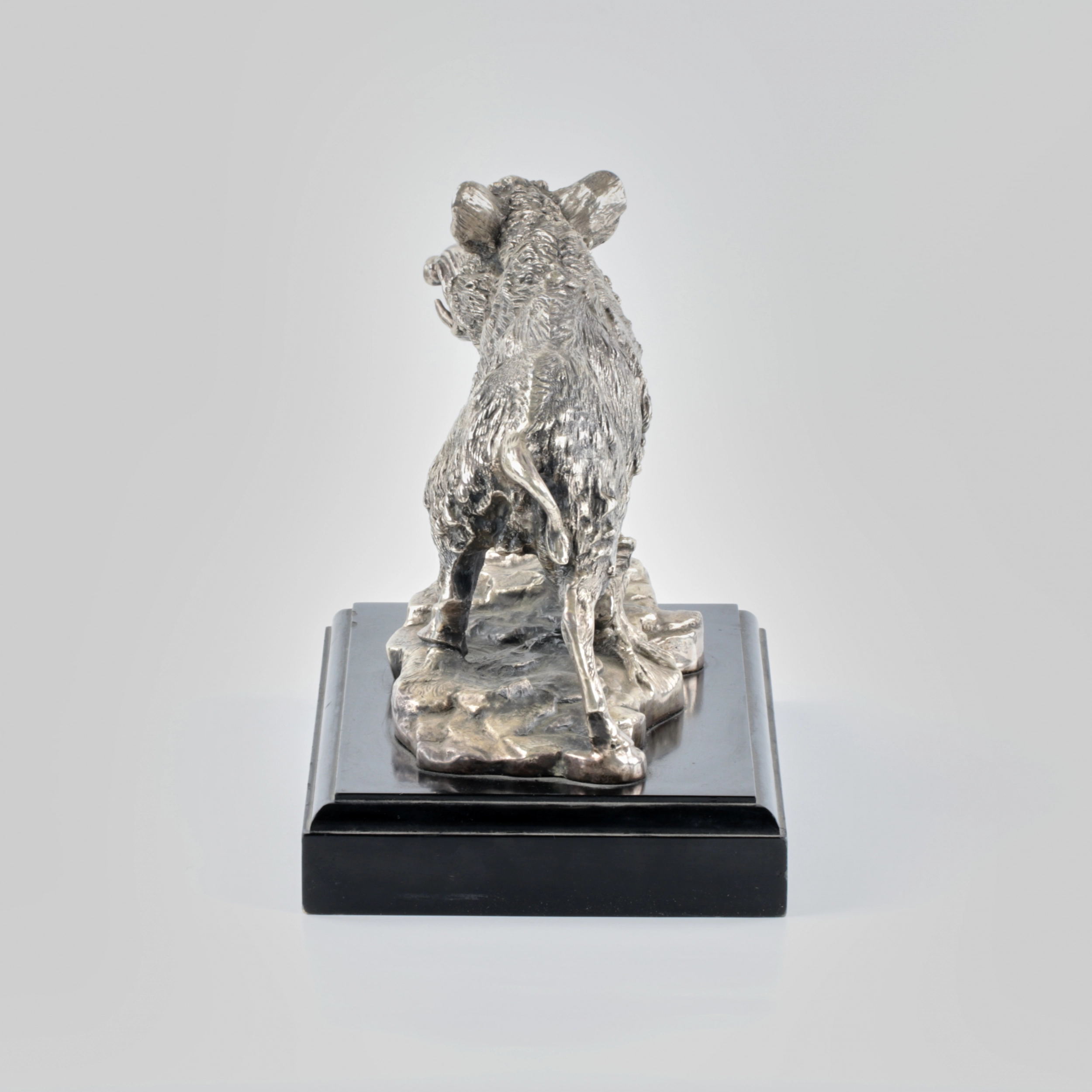 Figurine Sanglier en metal argente.