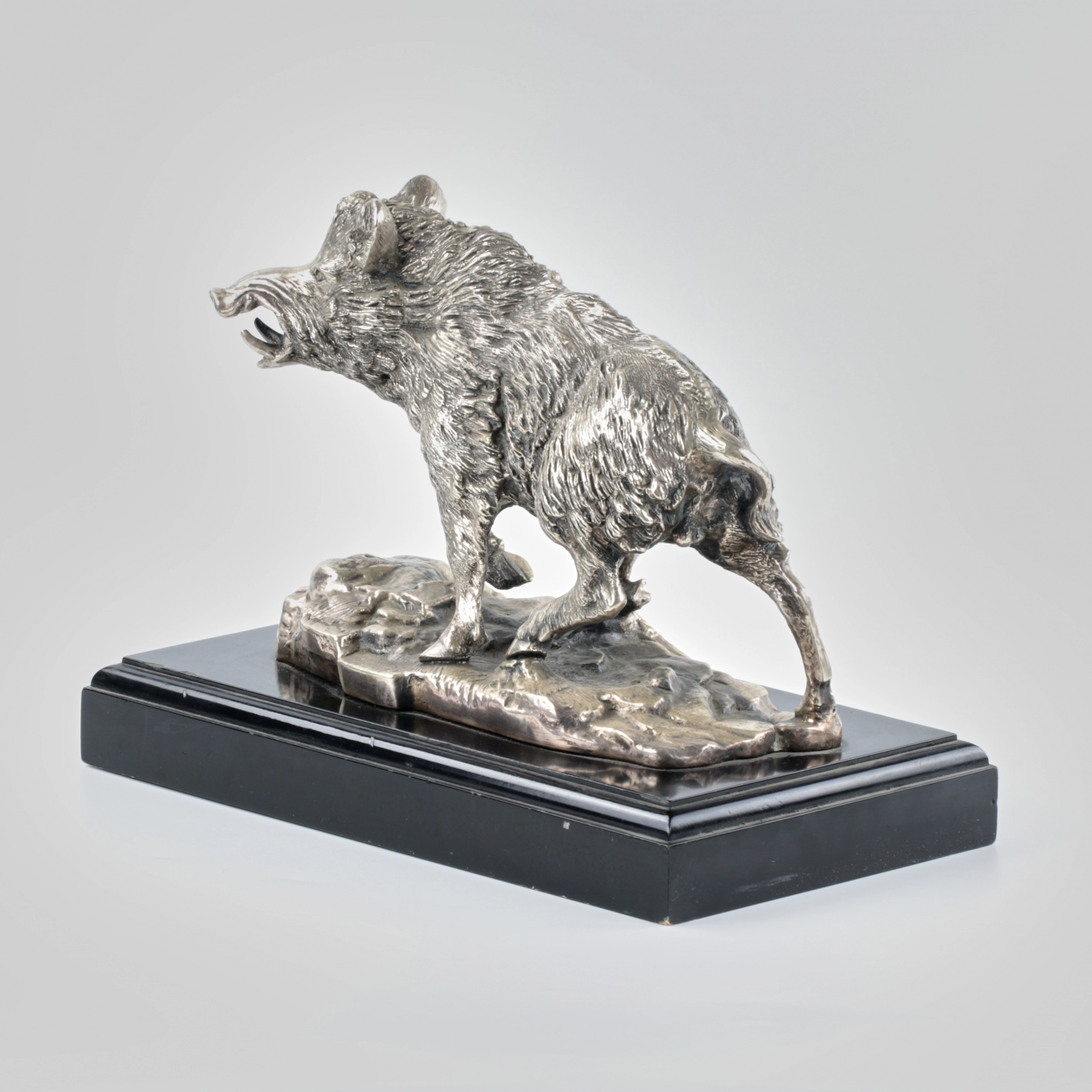 Figurine Sanglier en metal argente.