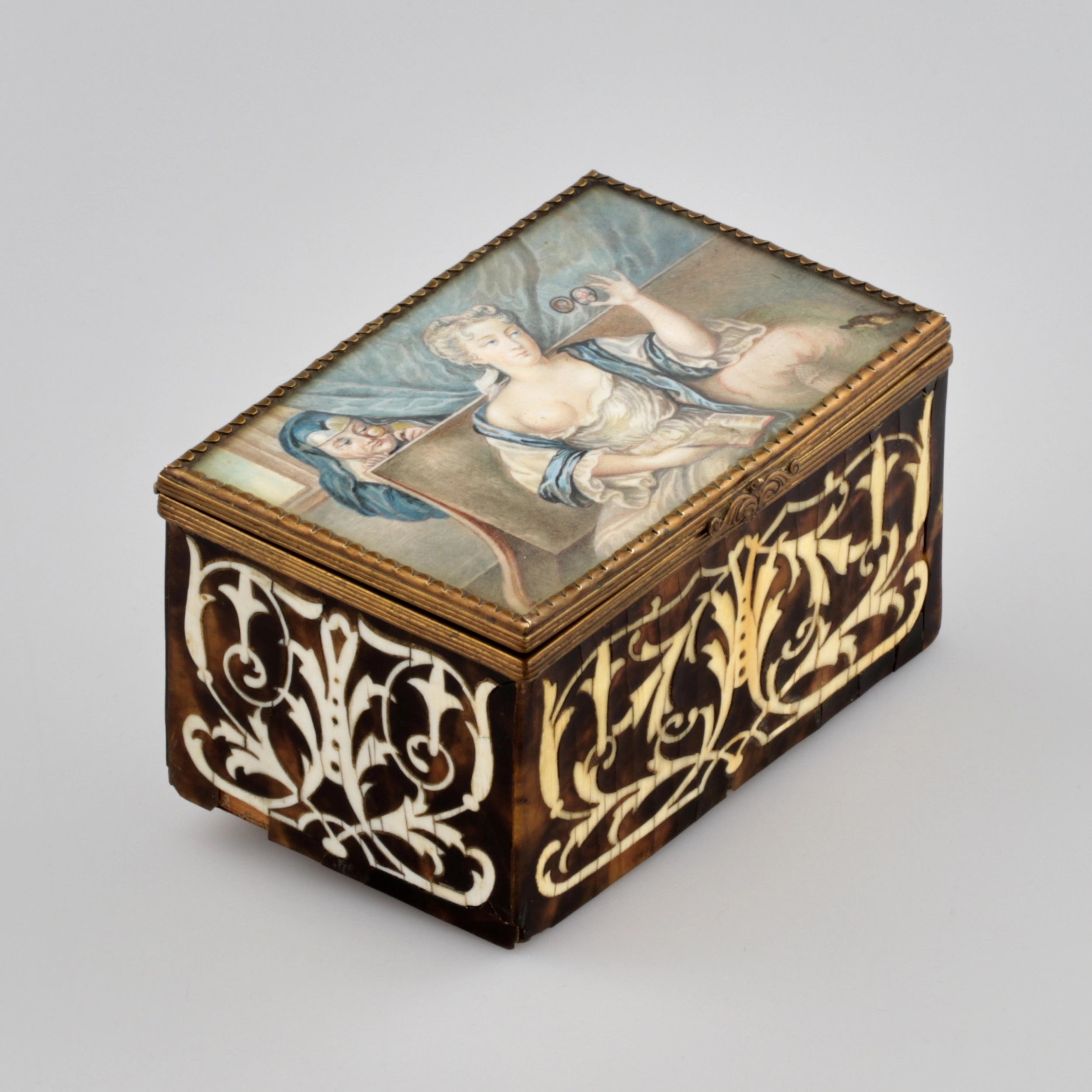 TORTOISESHELL AND IVORY CASKET WITH AN EROTIC GENRE SCENE. EUROPE, 19TH CENTURY