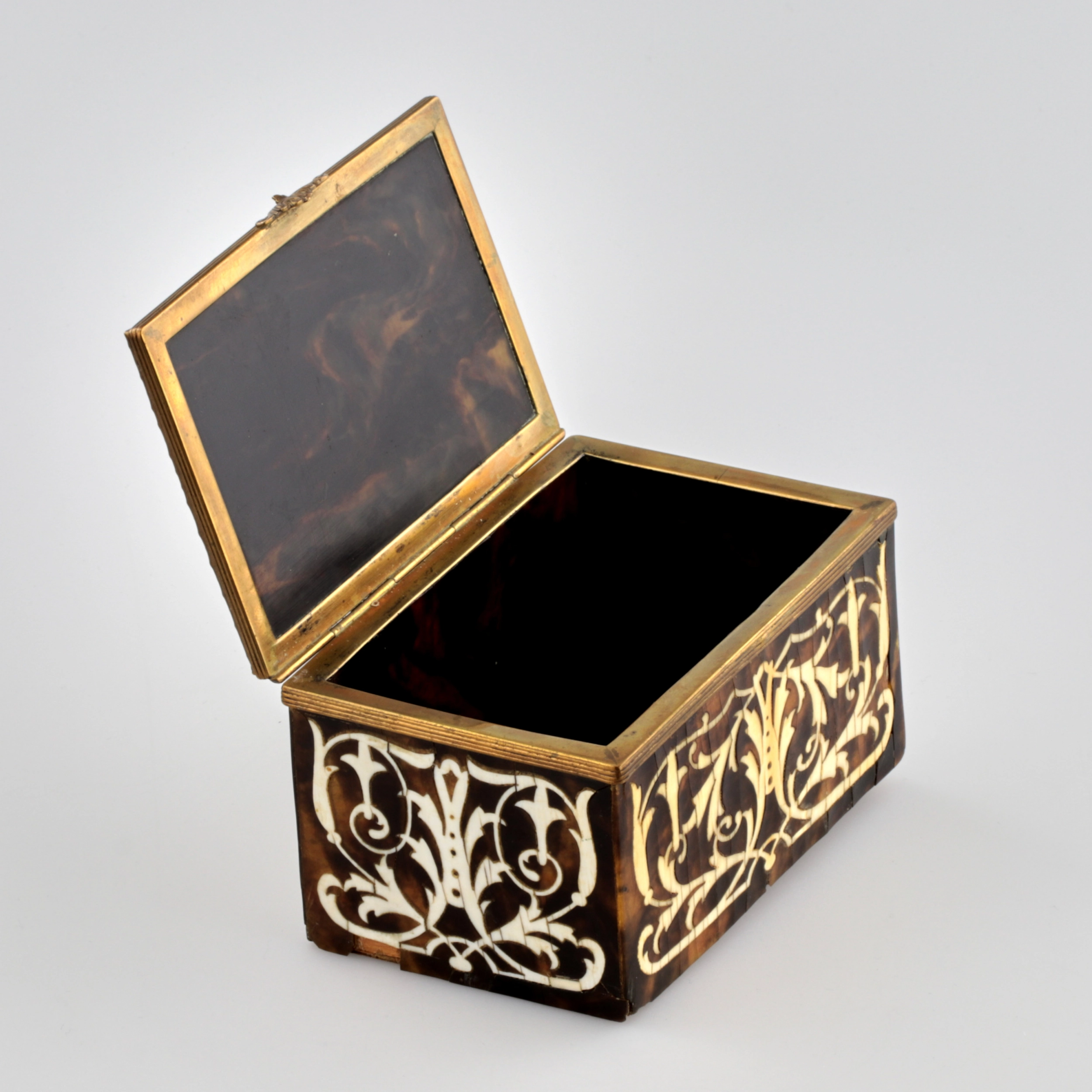 TORTOISESHELL AND IVORY CASKET WITH AN EROTIC GENRE SCENE. EUROPE, 19TH CENTURY