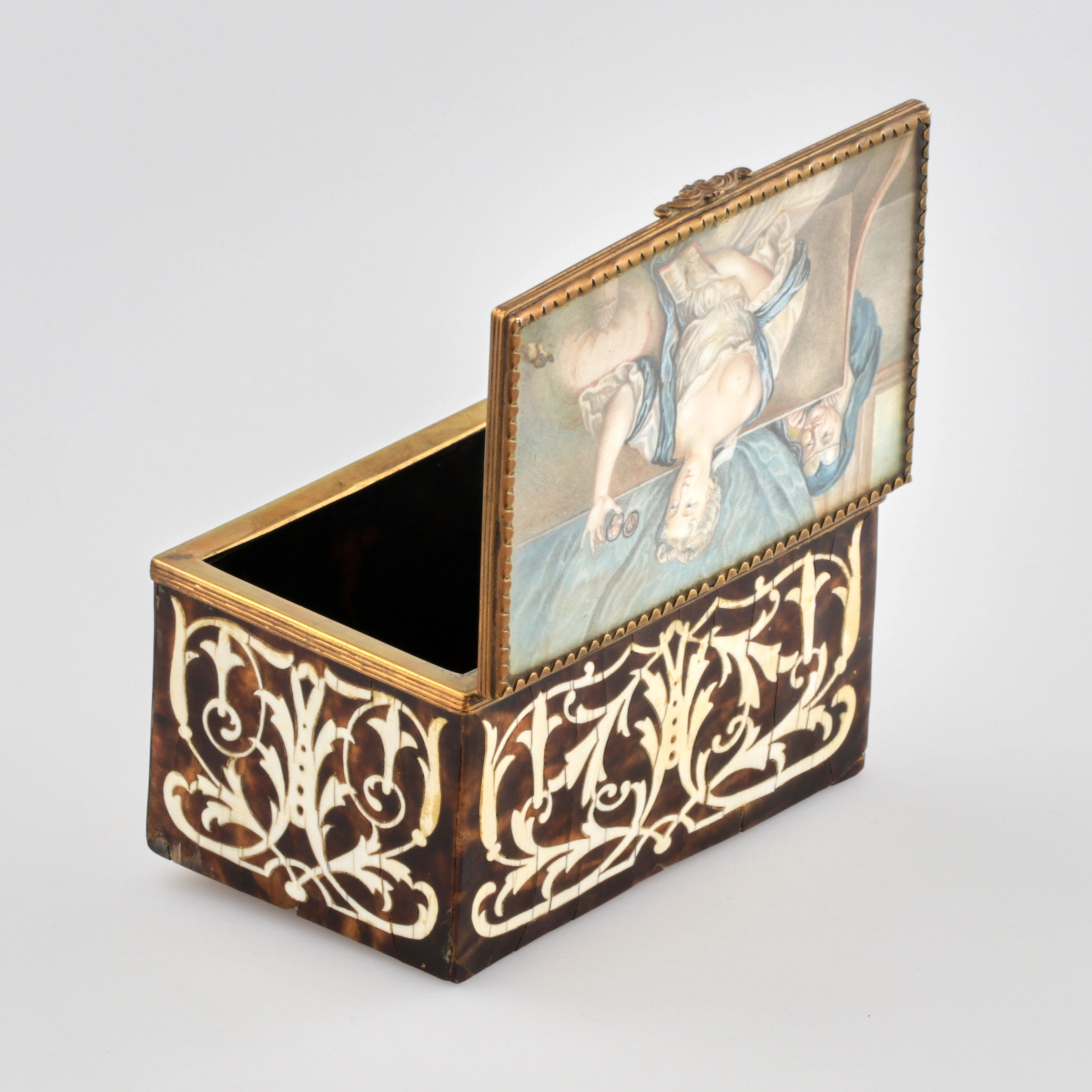 TORTOISESHELL AND IVORY CASKET WITH AN EROTIC GENRE SCENE. EUROPE, 19TH CENTURY