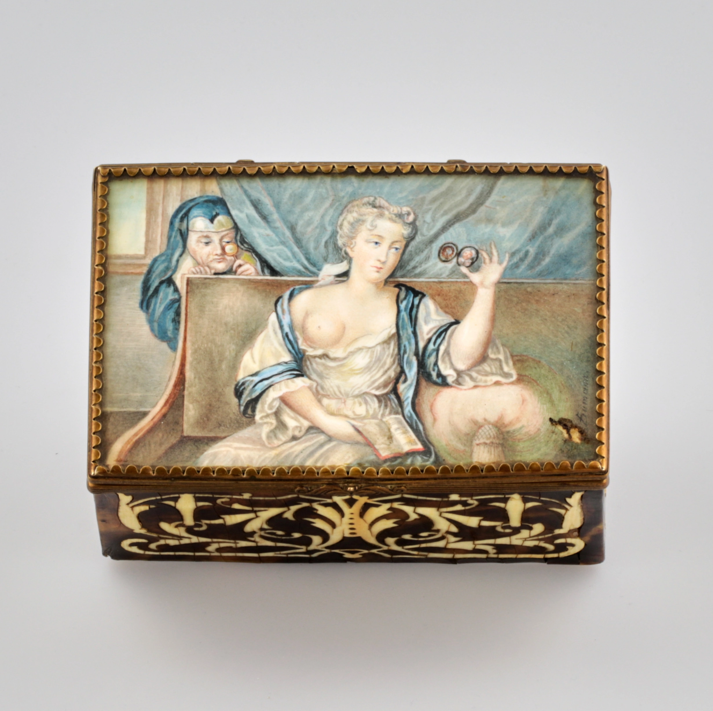 TORTOISESHELL AND IVORY CASKET WITH AN EROTIC GENRE SCENE. EUROPE, 19TH CENTURY