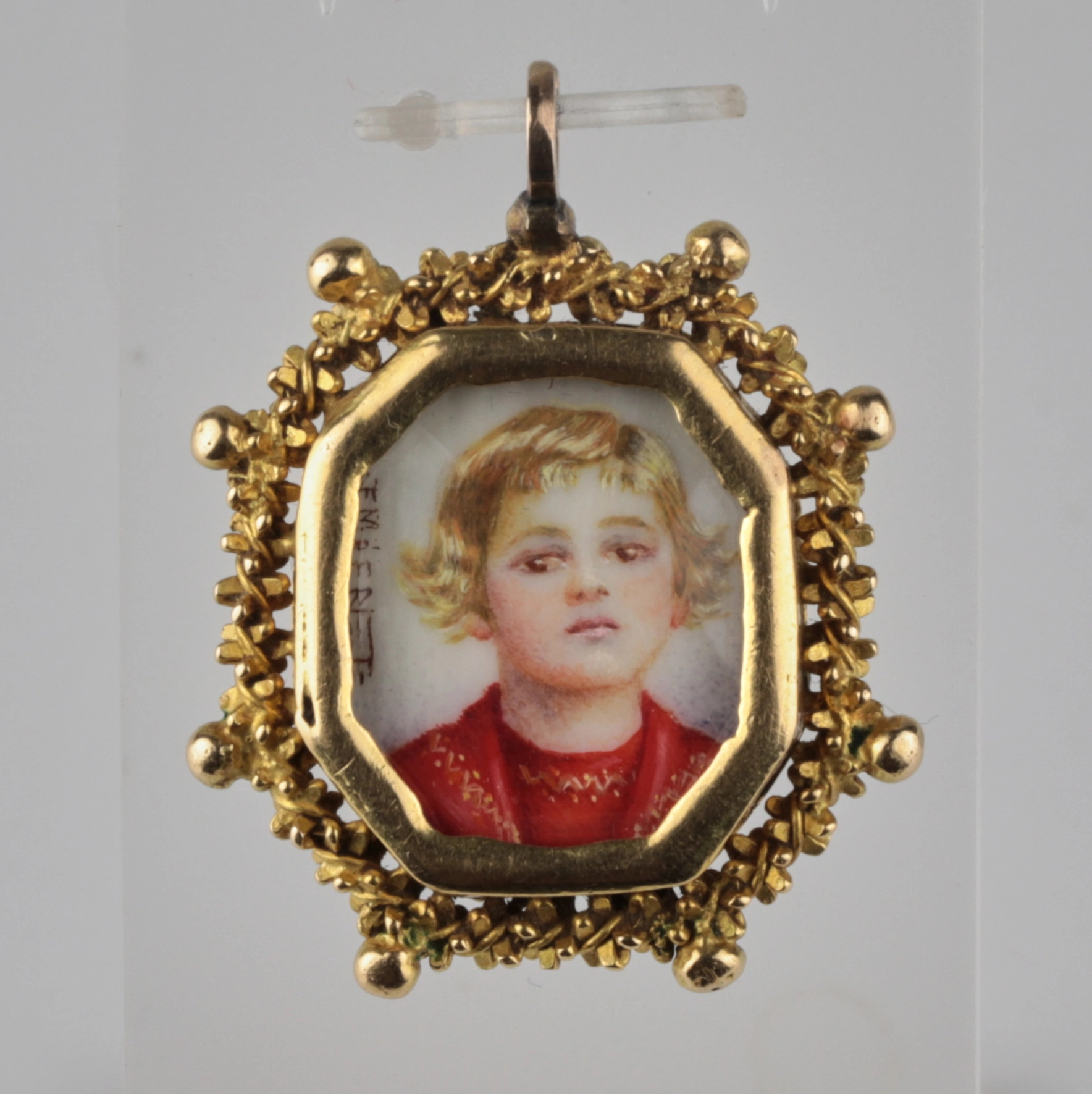 Pendentif en or double face avec un portrait miniature.
