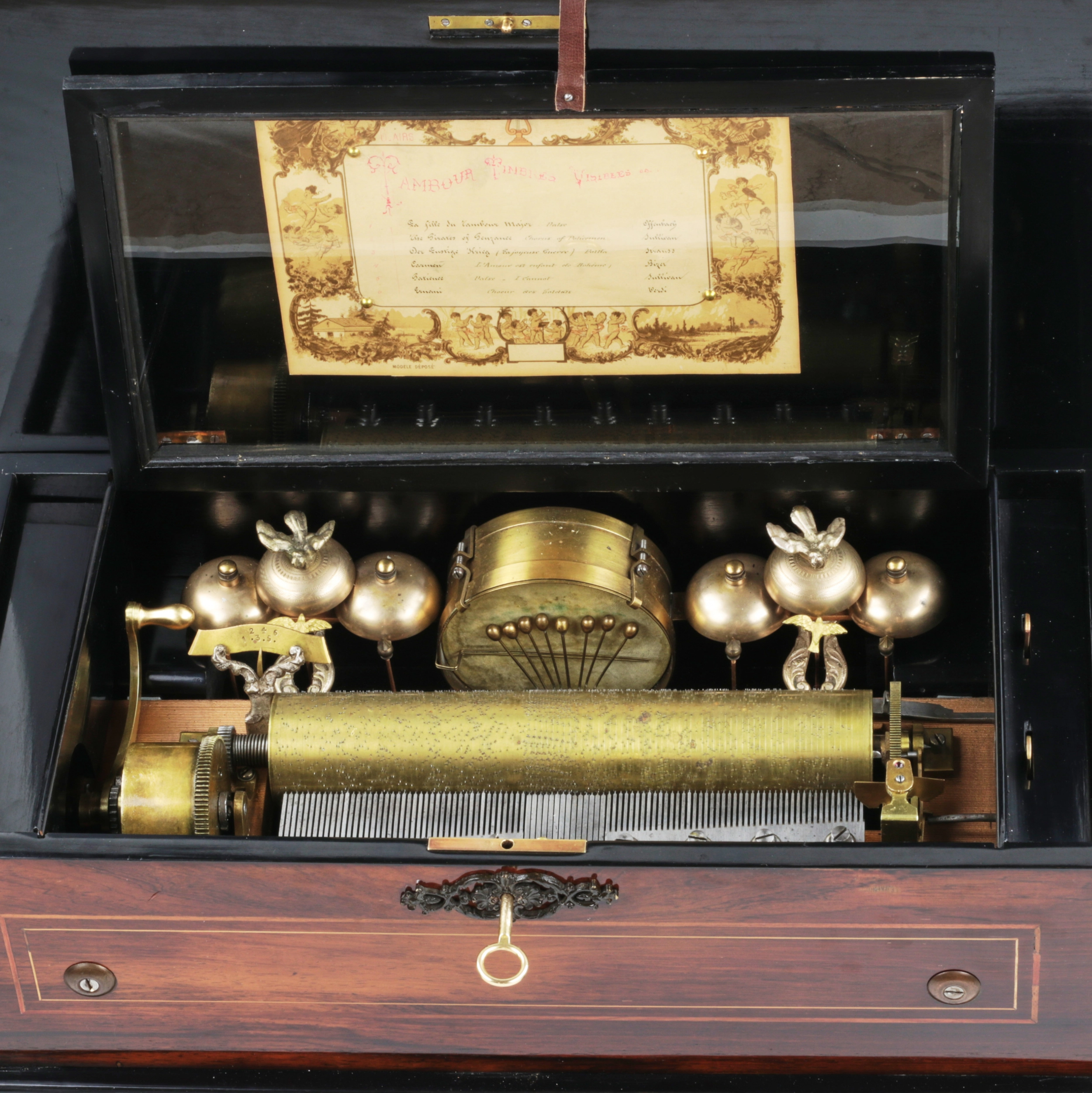 Boîte à musique de type cylindrique.