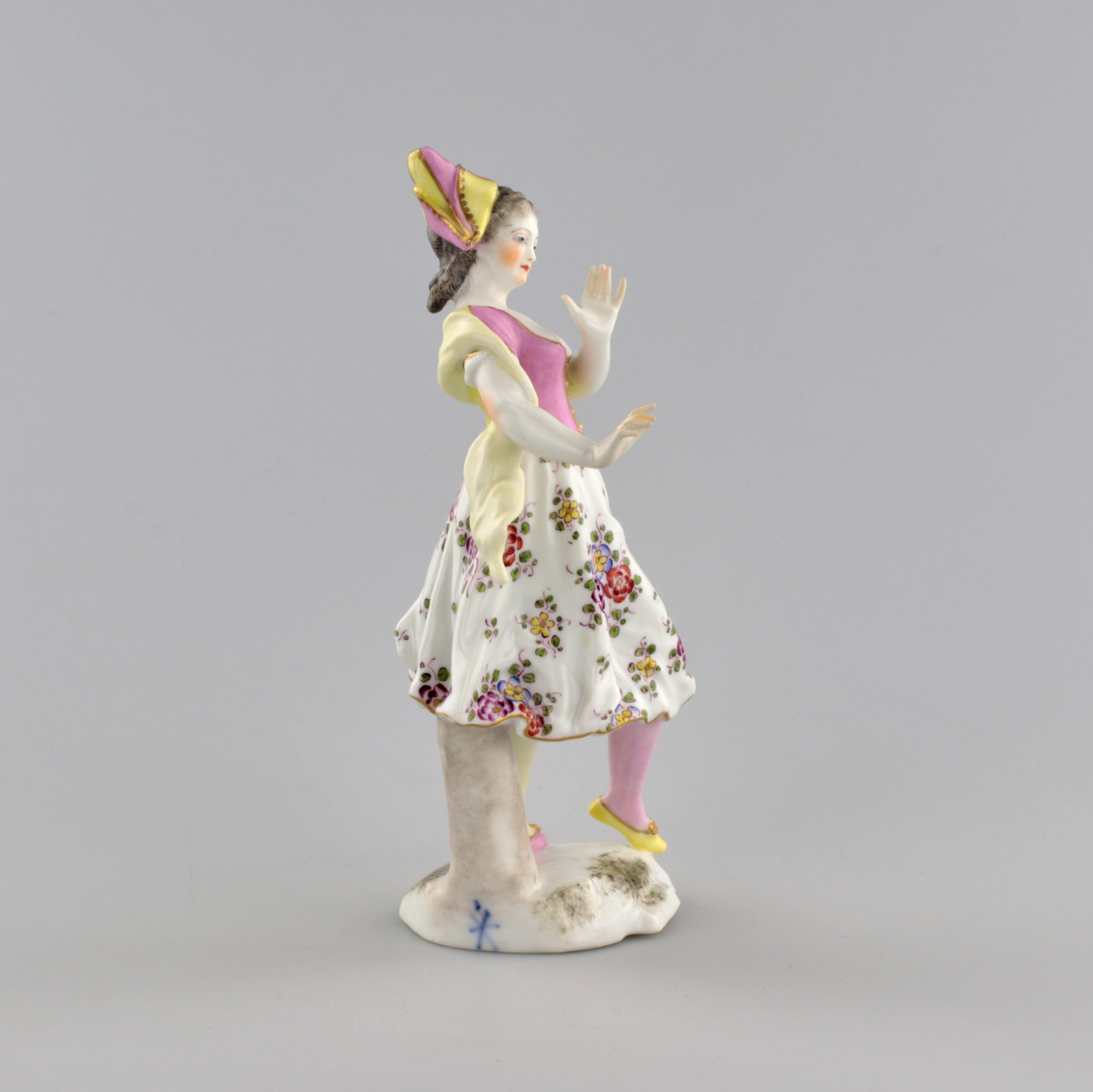 Groupe en porcelaine Columbine et Arlequin. 