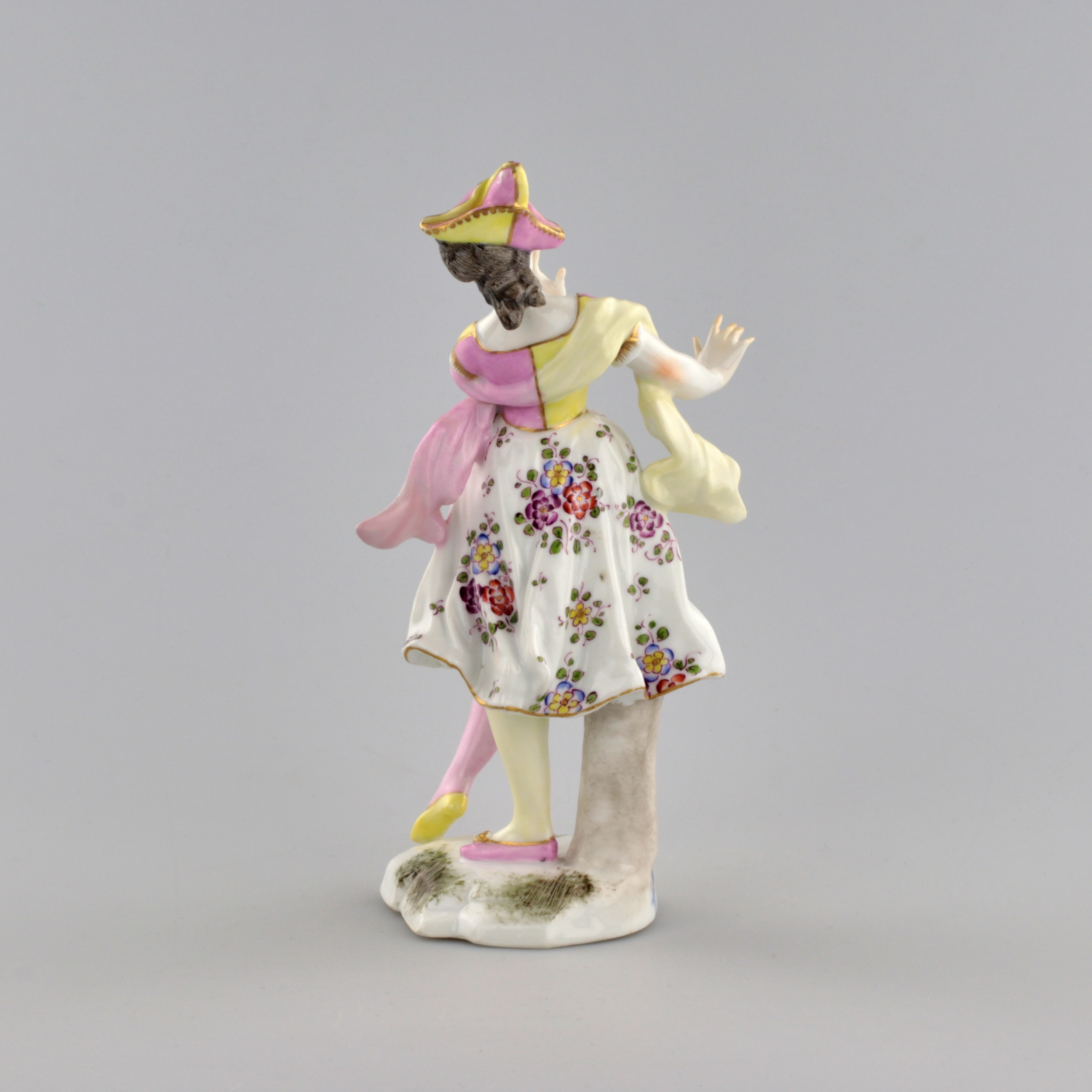 Groupe en porcelaine Columbine et Arlequin. 