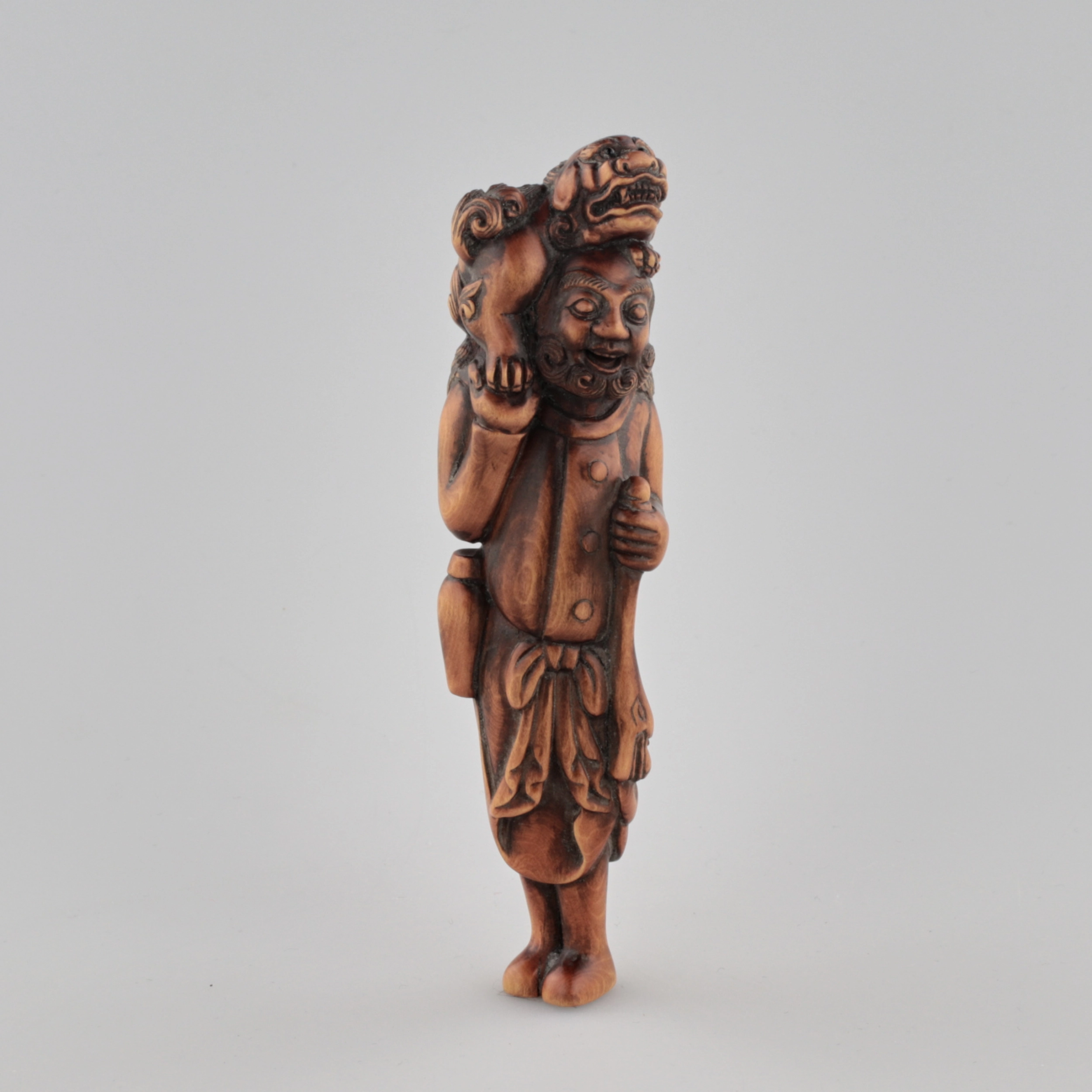 Netsuke en bois Voyageur avec un chien sur la tête style Tadakazu 1819 siècle.