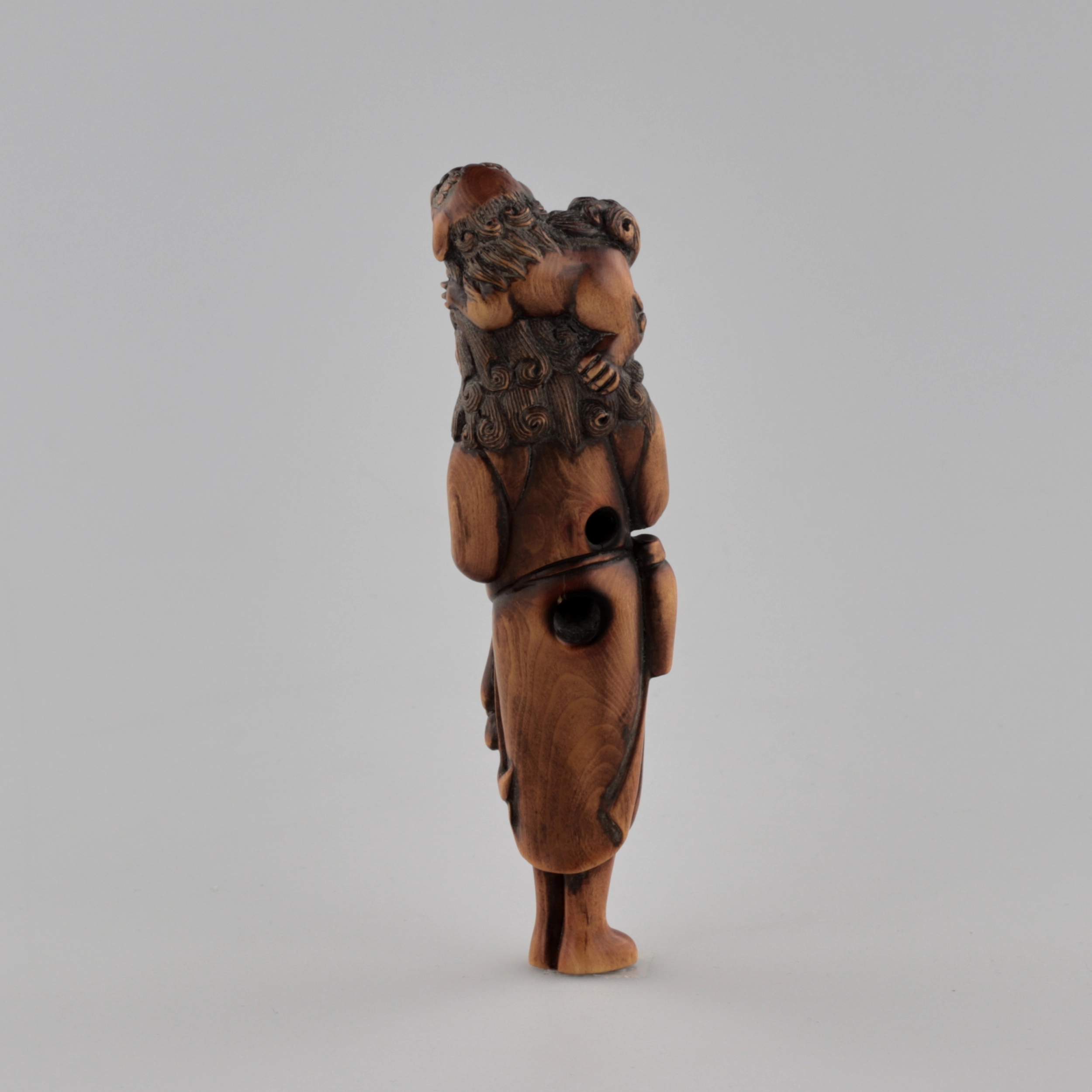 Netsuke en bois Voyageur avec un chien sur la tête style Tadakazu 1819 siècle.