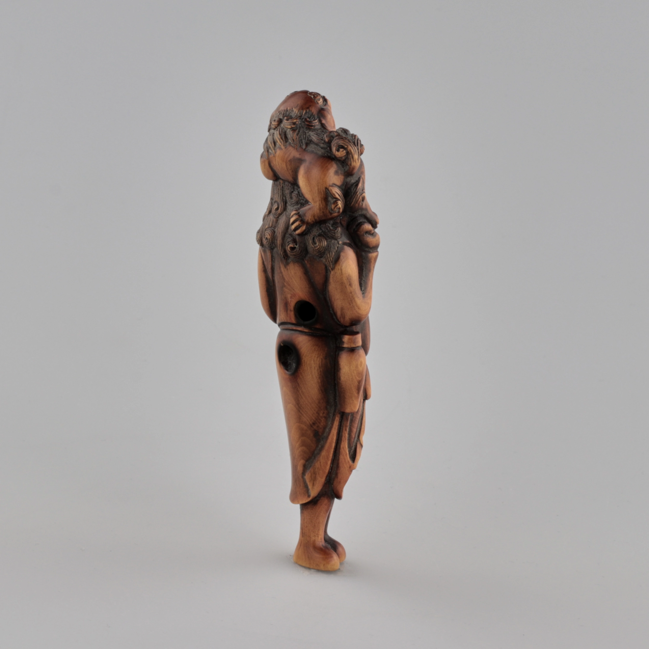 Netsuke en bois Voyageur avec un chien sur la tête style Tadakazu 1819 siècle.