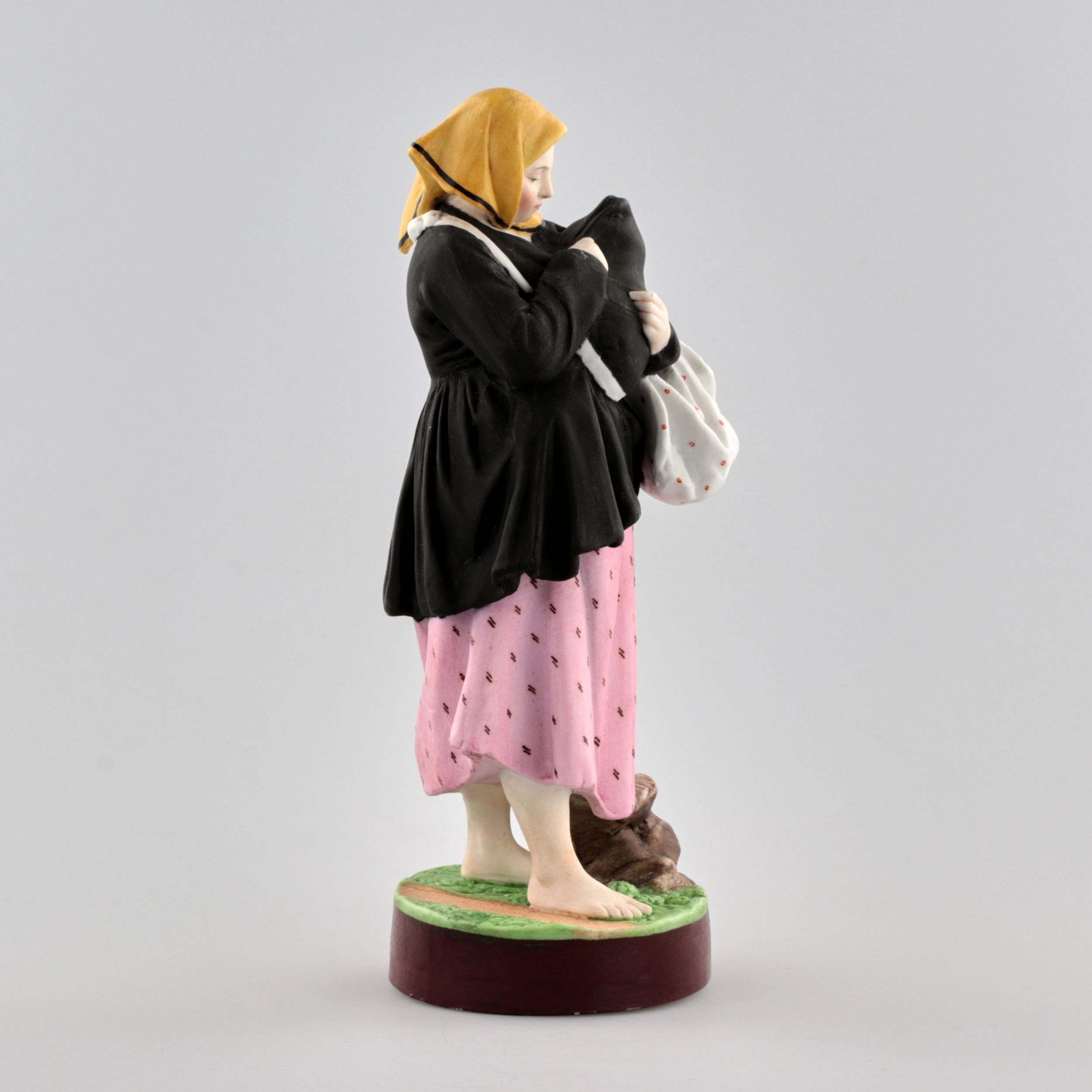 Figurine en porcelaine Part amère. Usine de Gardner du 19e siècle.