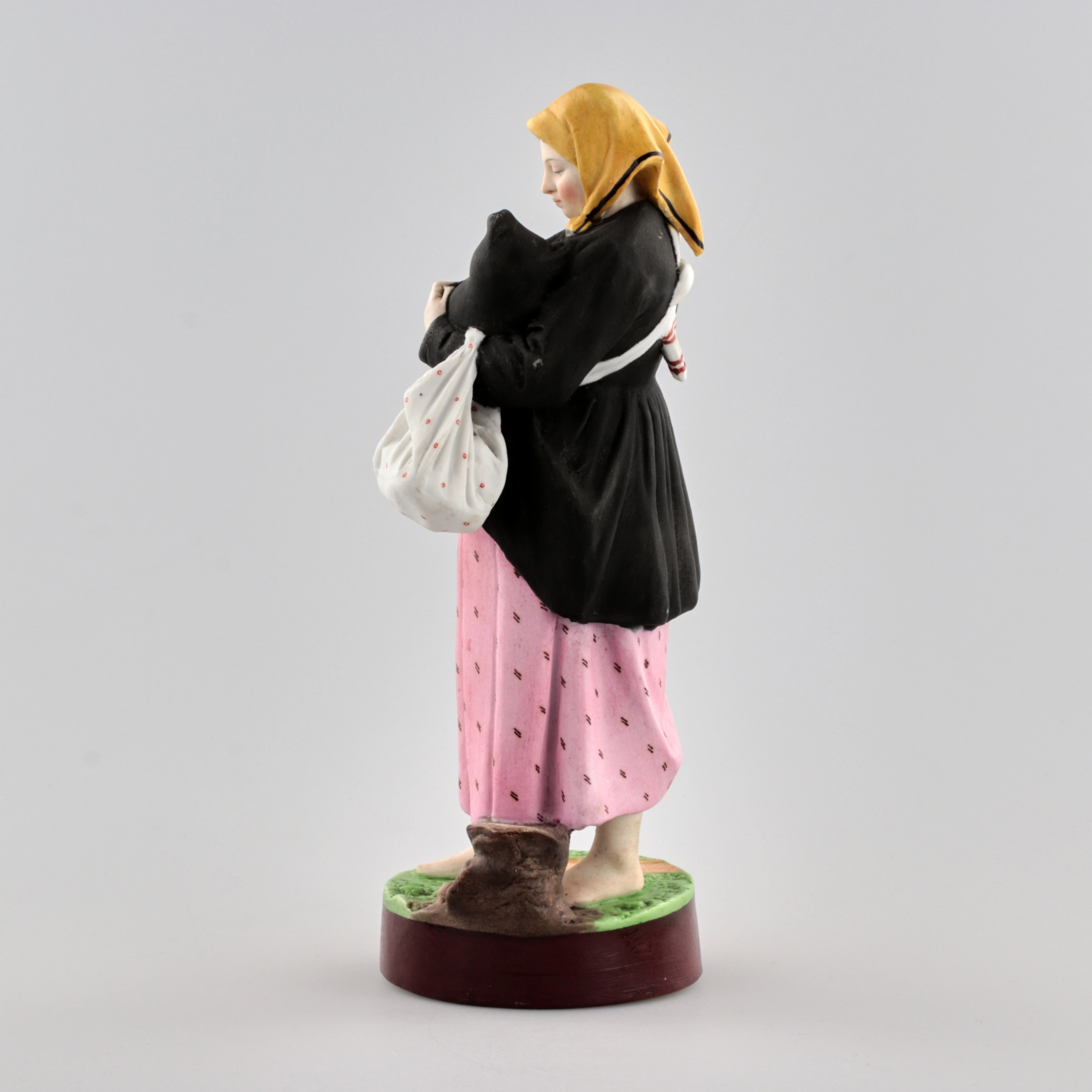 Figurine en porcelaine Part amère. Usine de Gardner du 19e siècle.