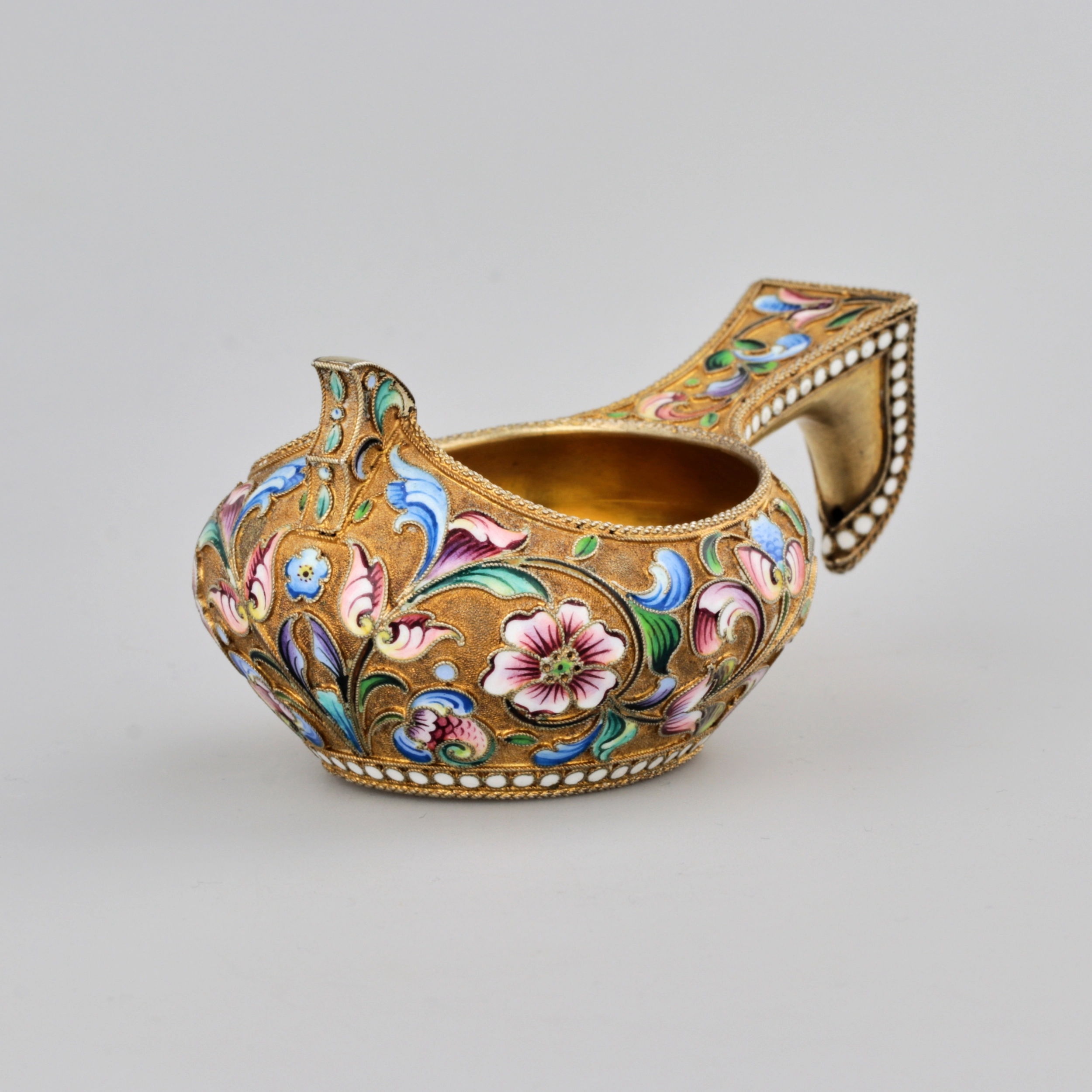 Kovsh decorative de style russe avec email.