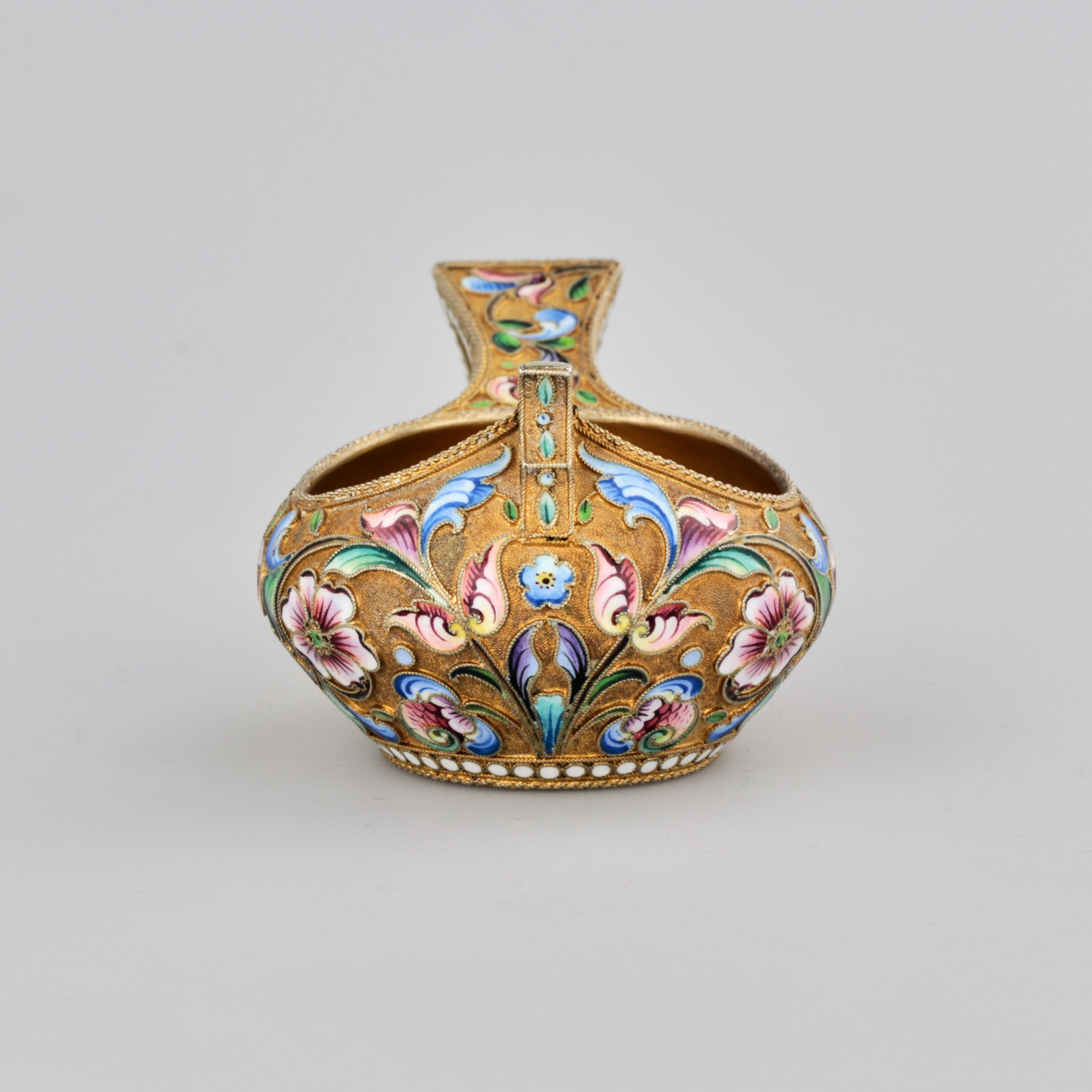 Kovsh decorative de style russe avec email.