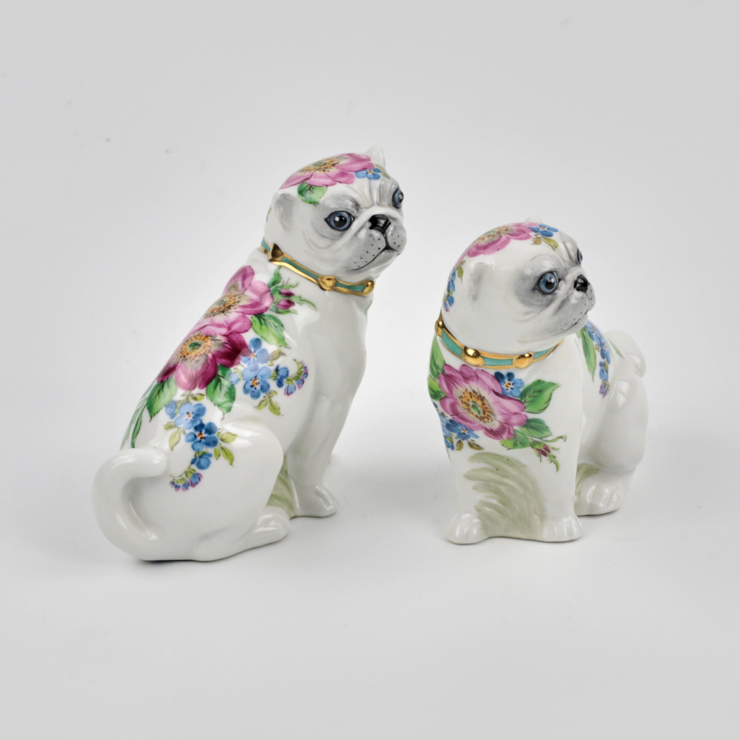 Une paire de figurines Pugs.