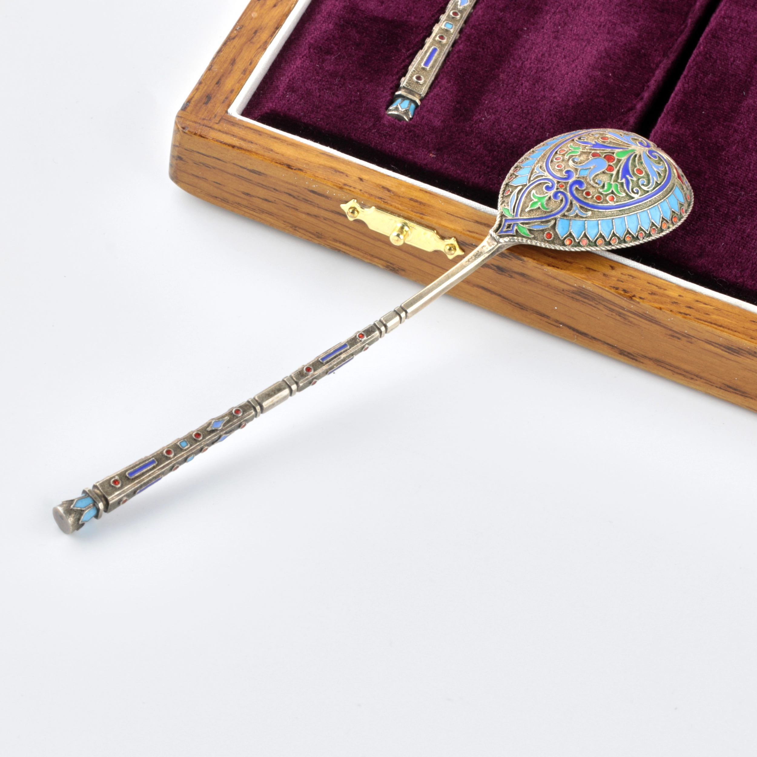 SET OF SIX CLOISONNÉ ENAMEL SILVER TEASPOONS IN A PRESENTATION CASE. GRACHEV BROTHERS RUSSIA, SAINT PETERSBURG, LAST QUARTER OF THE 19TH CENTURY