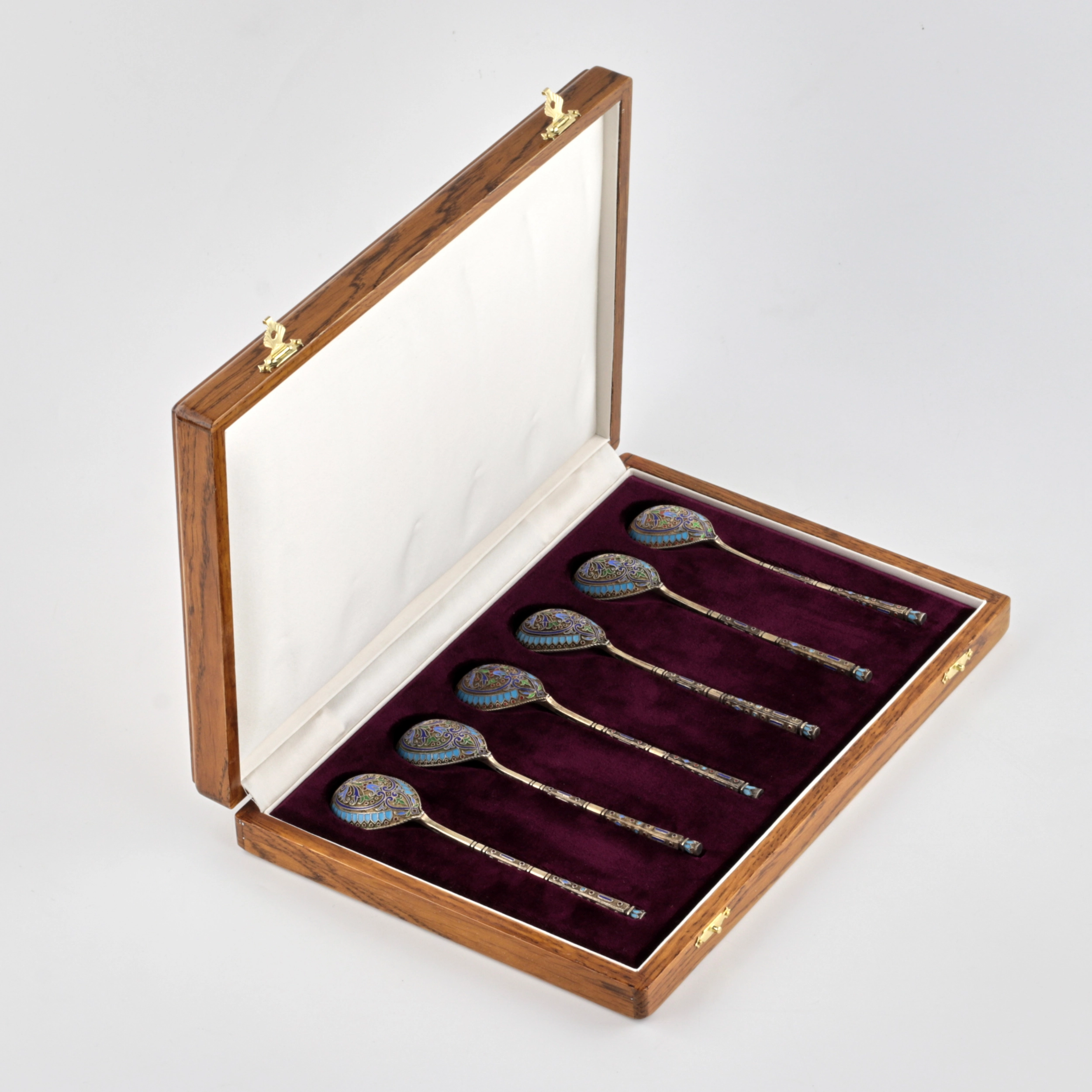 SET OF SIX CLOISONNÉ ENAMEL SILVER TEASPOONS IN A PRESENTATION CASE. GRACHEV BROTHERS RUSSIA, SAINT PETERSBURG, LAST QUARTER OF THE 19TH CENTURY