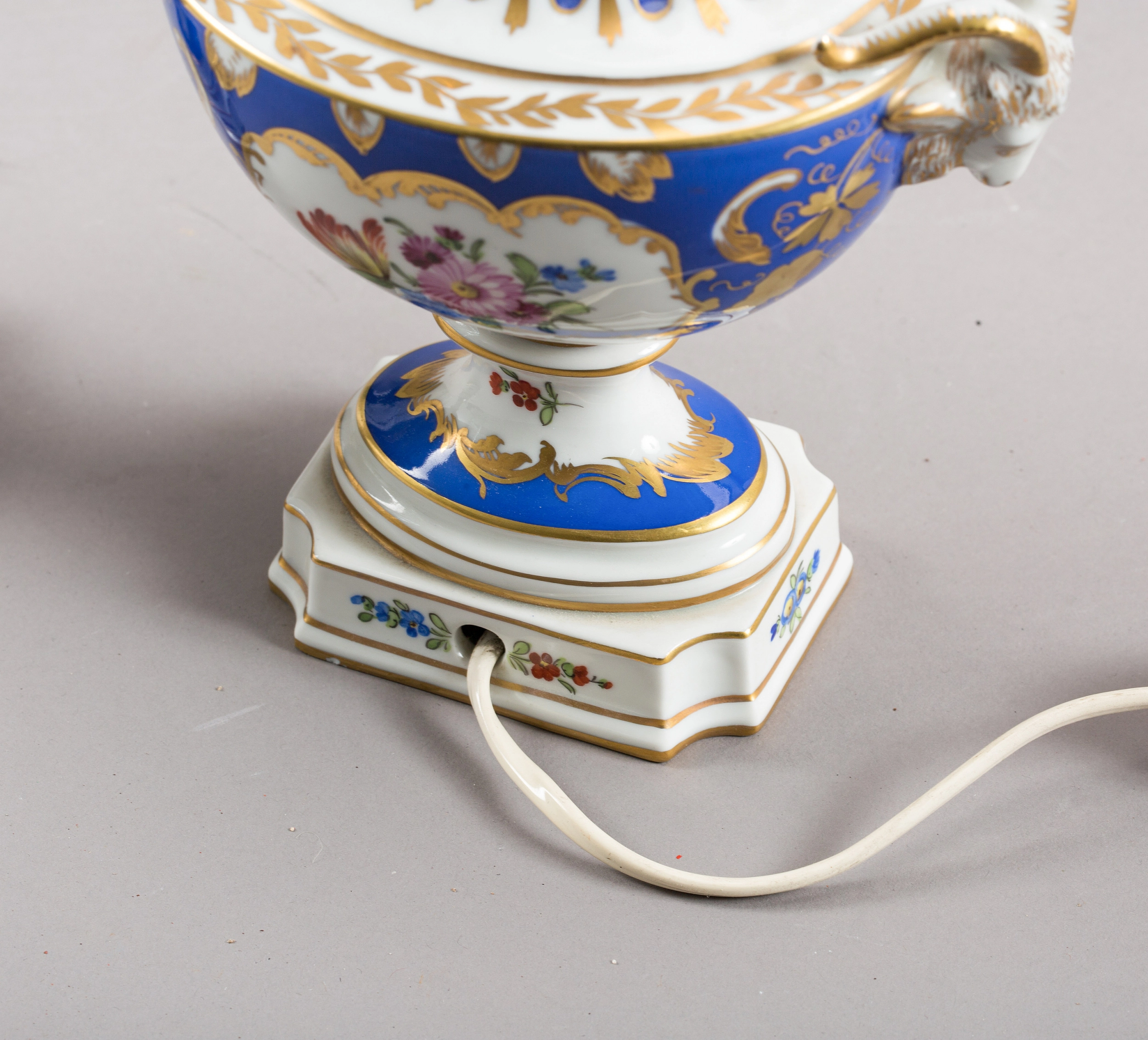 Paire de lampes en porcelaine