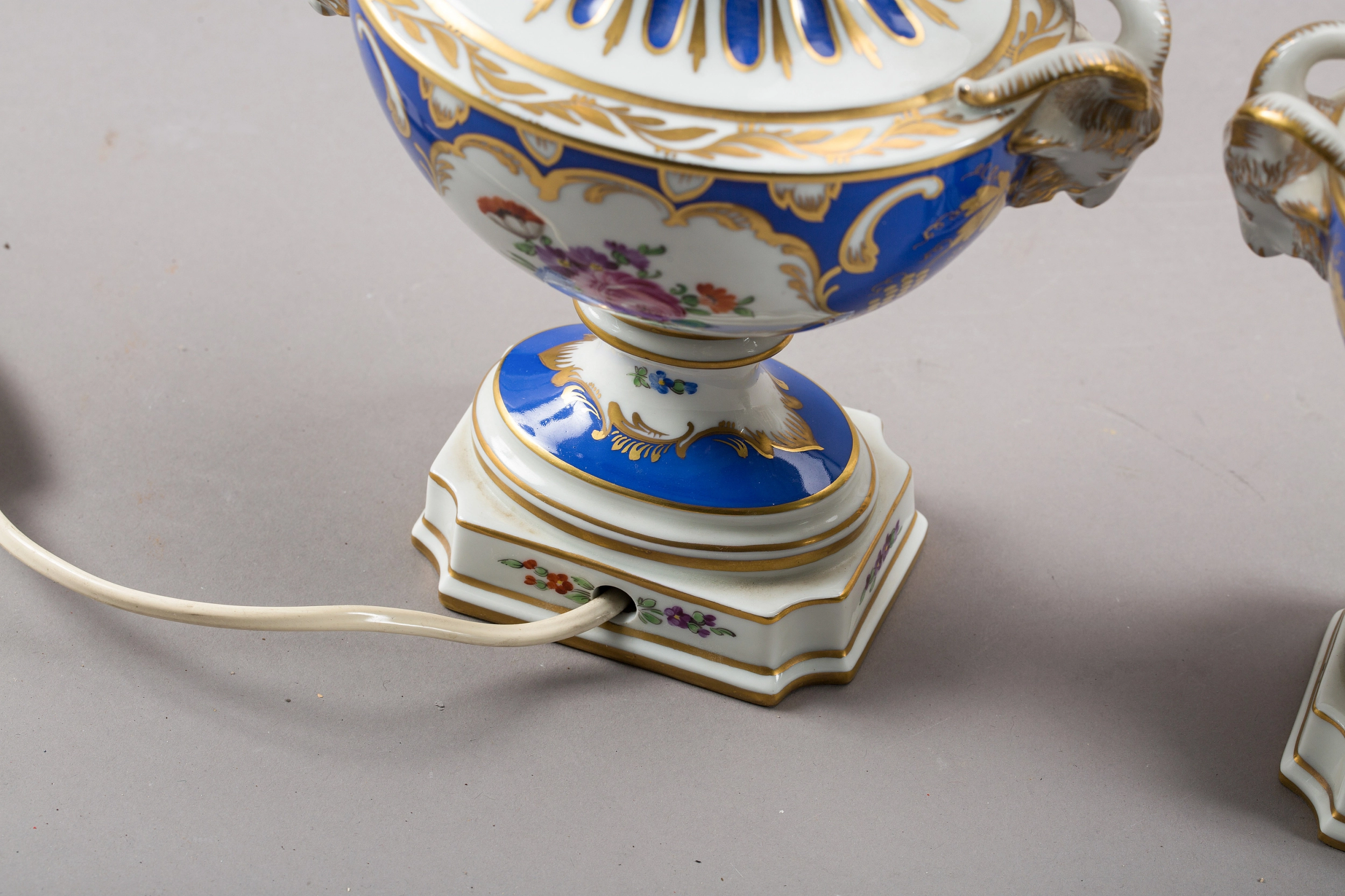 Paire de lampes en porcelaine