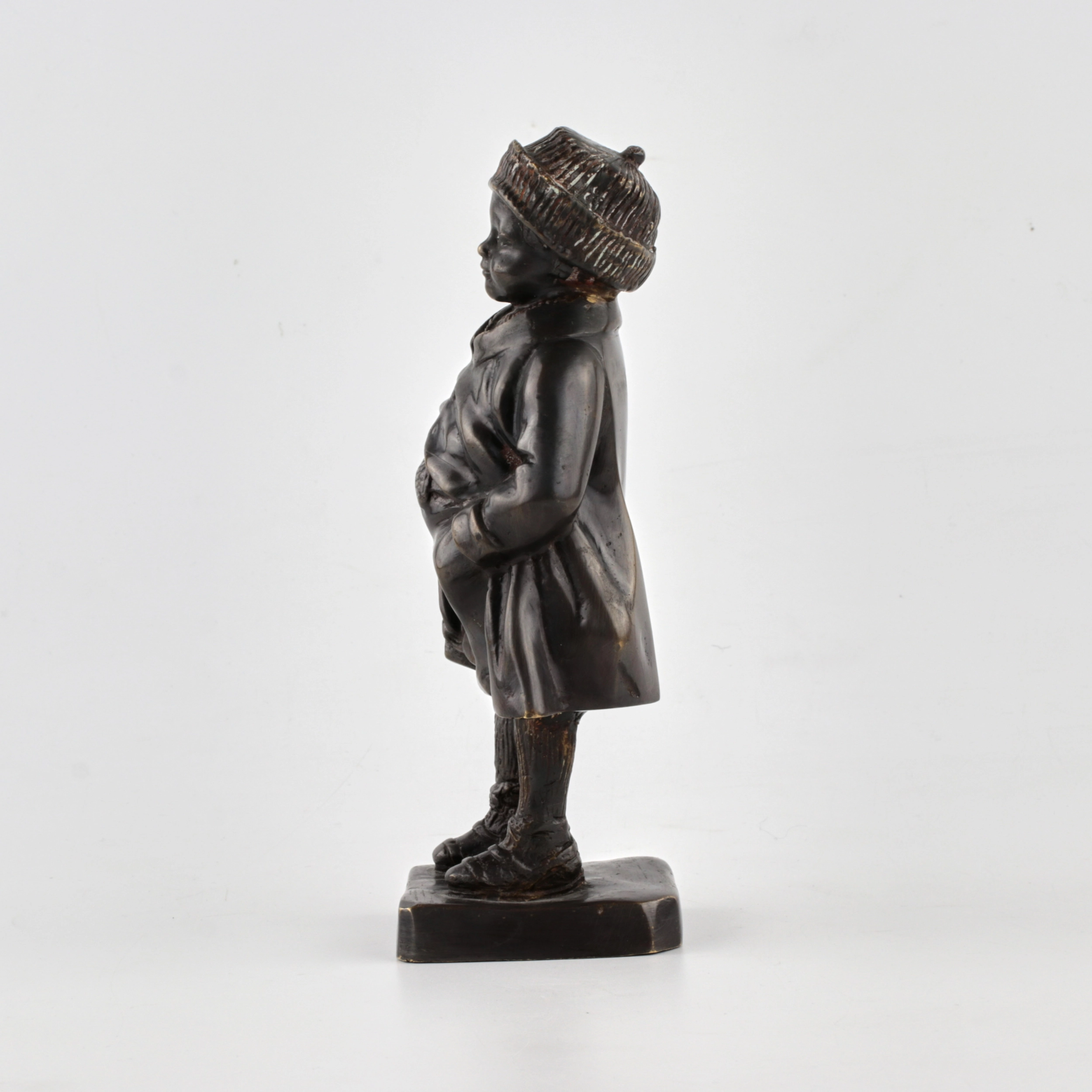 Statuette en bronze Garçon. 