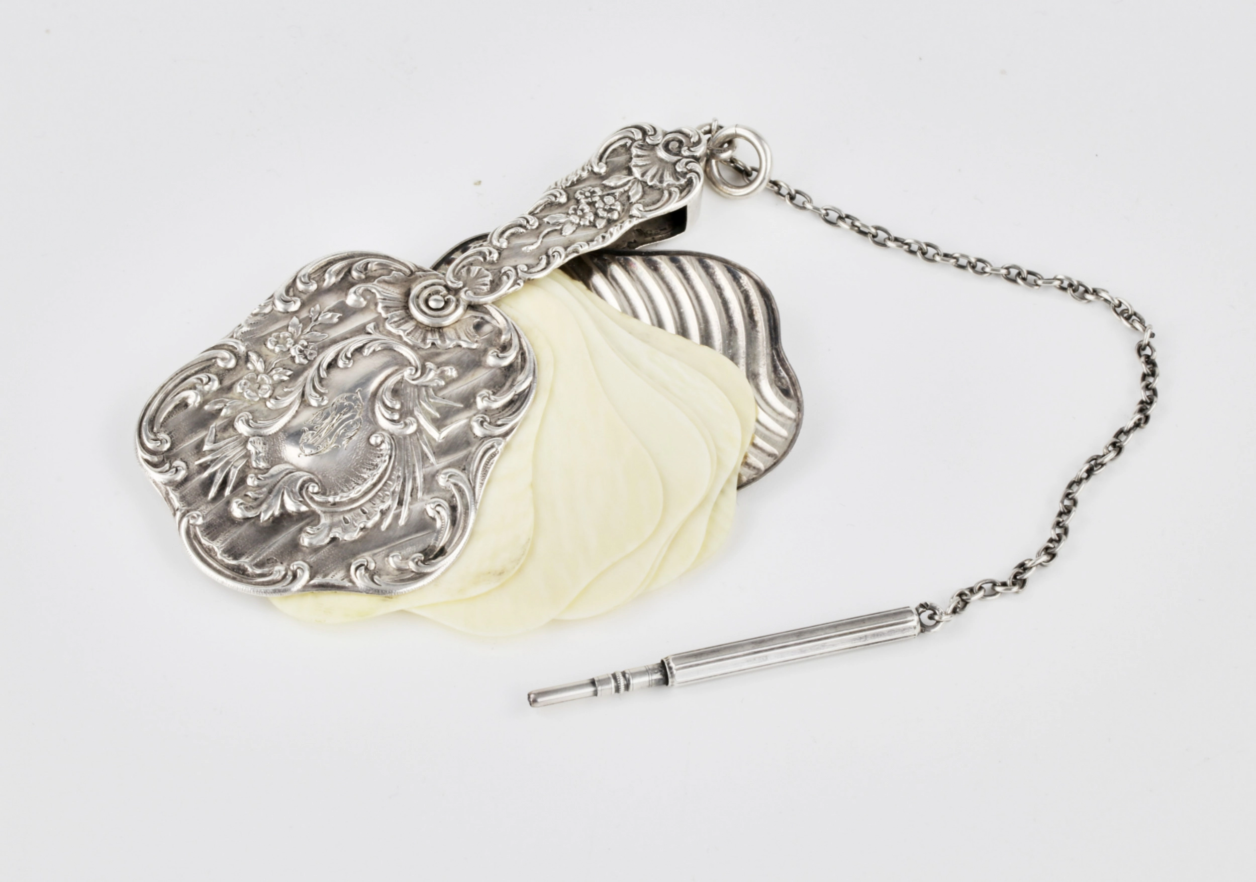CARNET DE BAL DE DAME EN ARGENT AVEC FEUILLETS EN OS ET STYLET. FRANCE, TROISIÈME QUART DU XIXE SIÈCLE