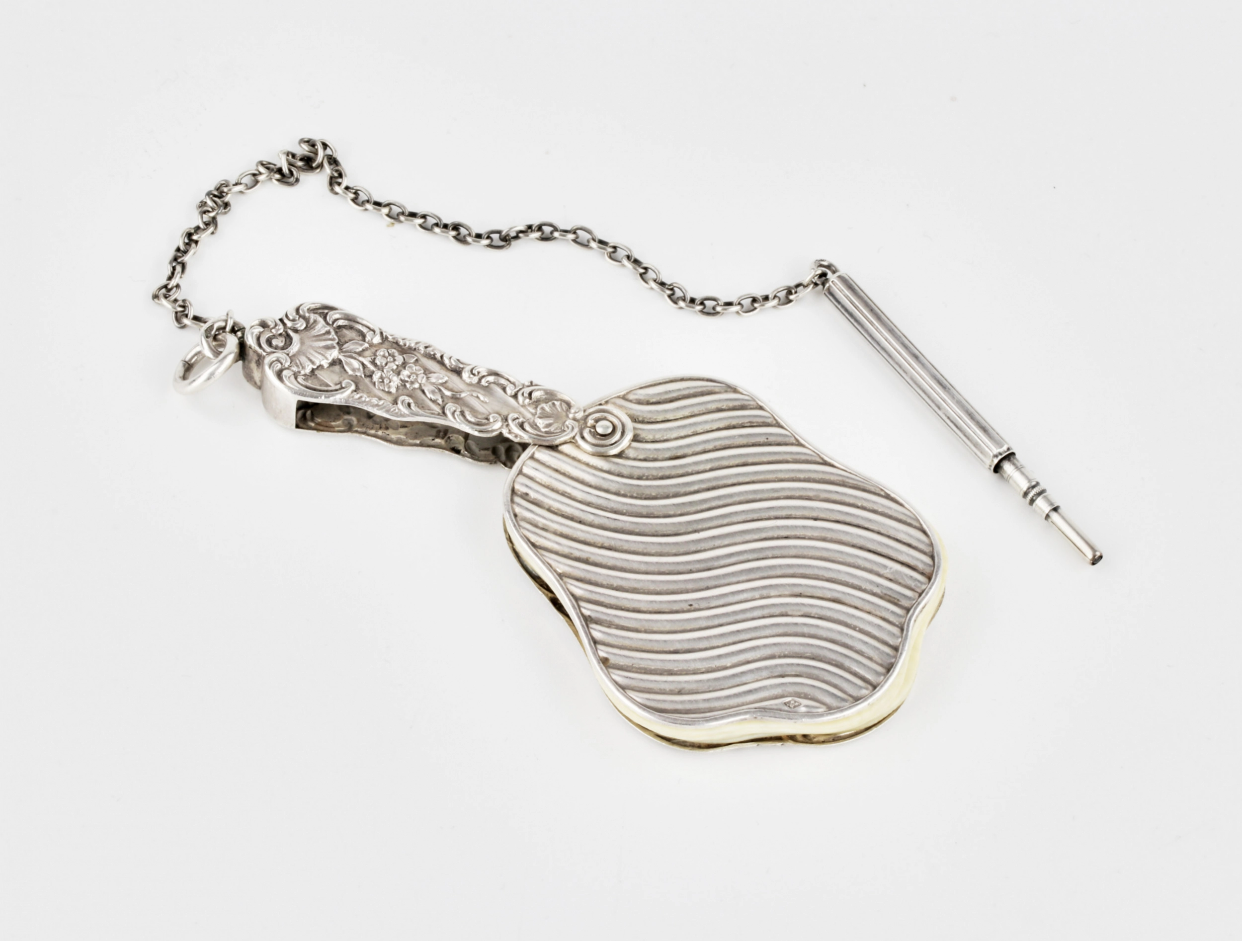 CARNET DE BAL DE DAME EN ARGENT AVEC FEUILLETS EN OS ET STYLET. FRANCE, TROISIÈME QUART DU XIXE SIÈCLE
