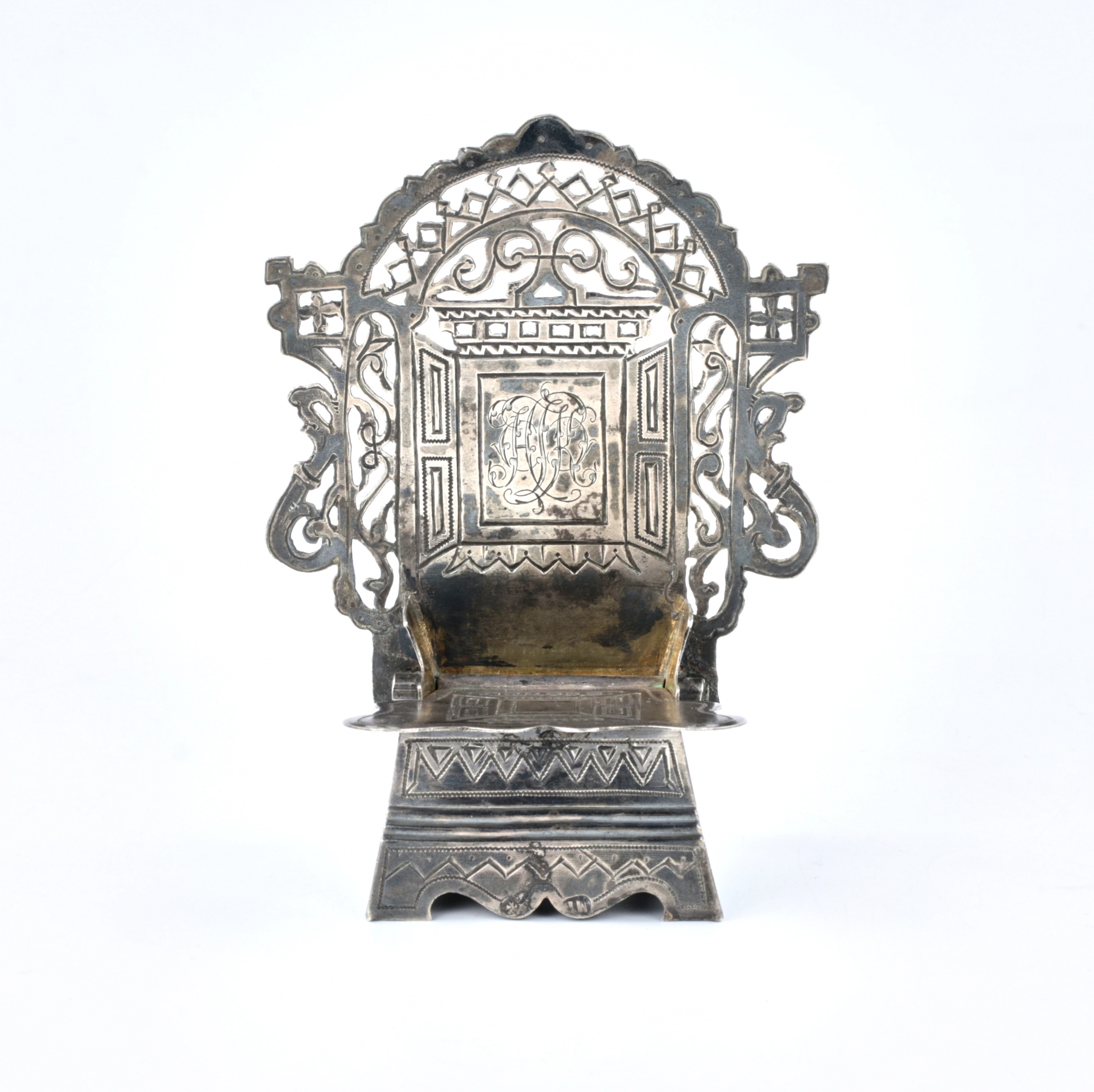 Silver salt shaker throne. 