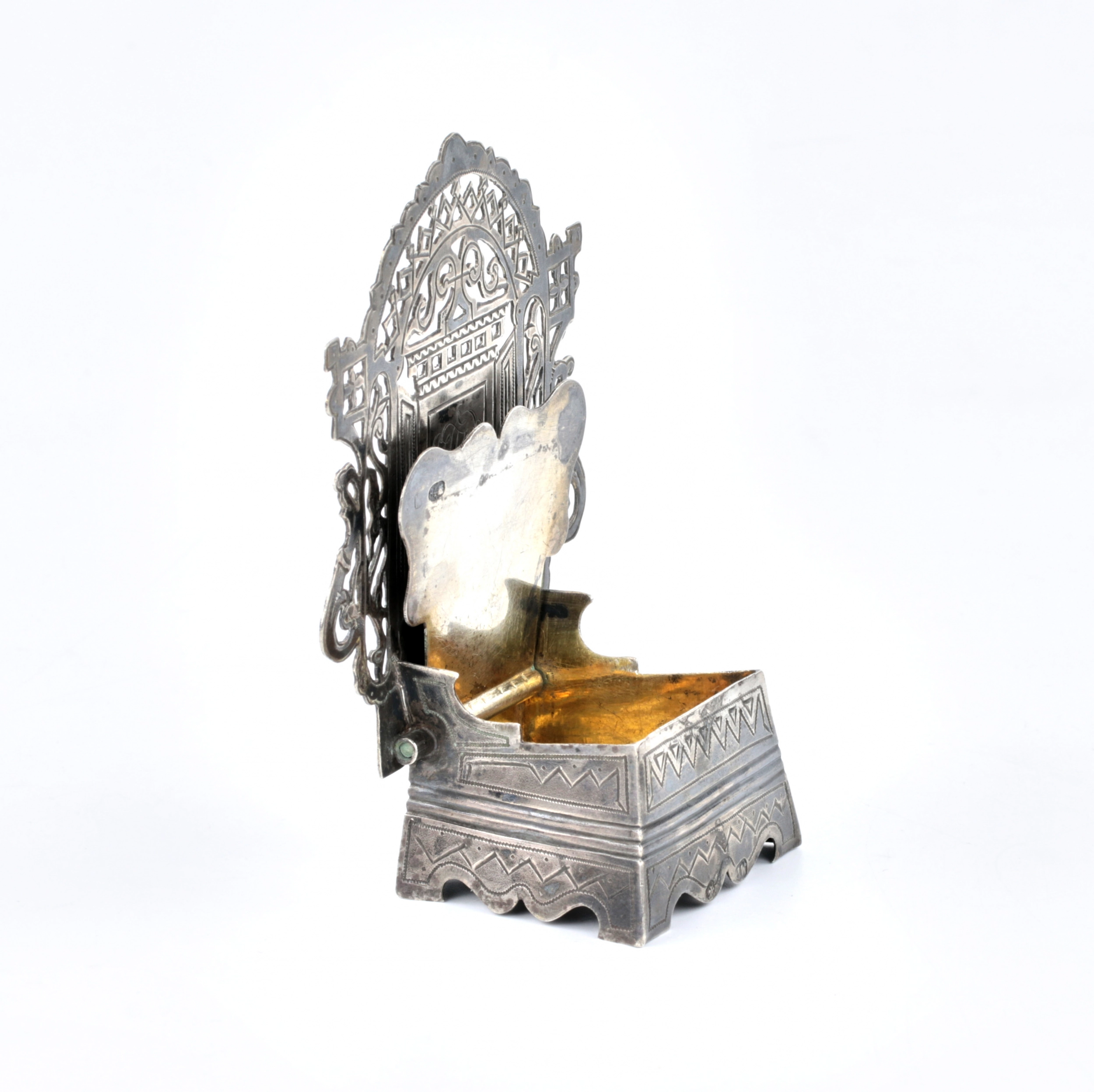 Silver salt shaker throne. 