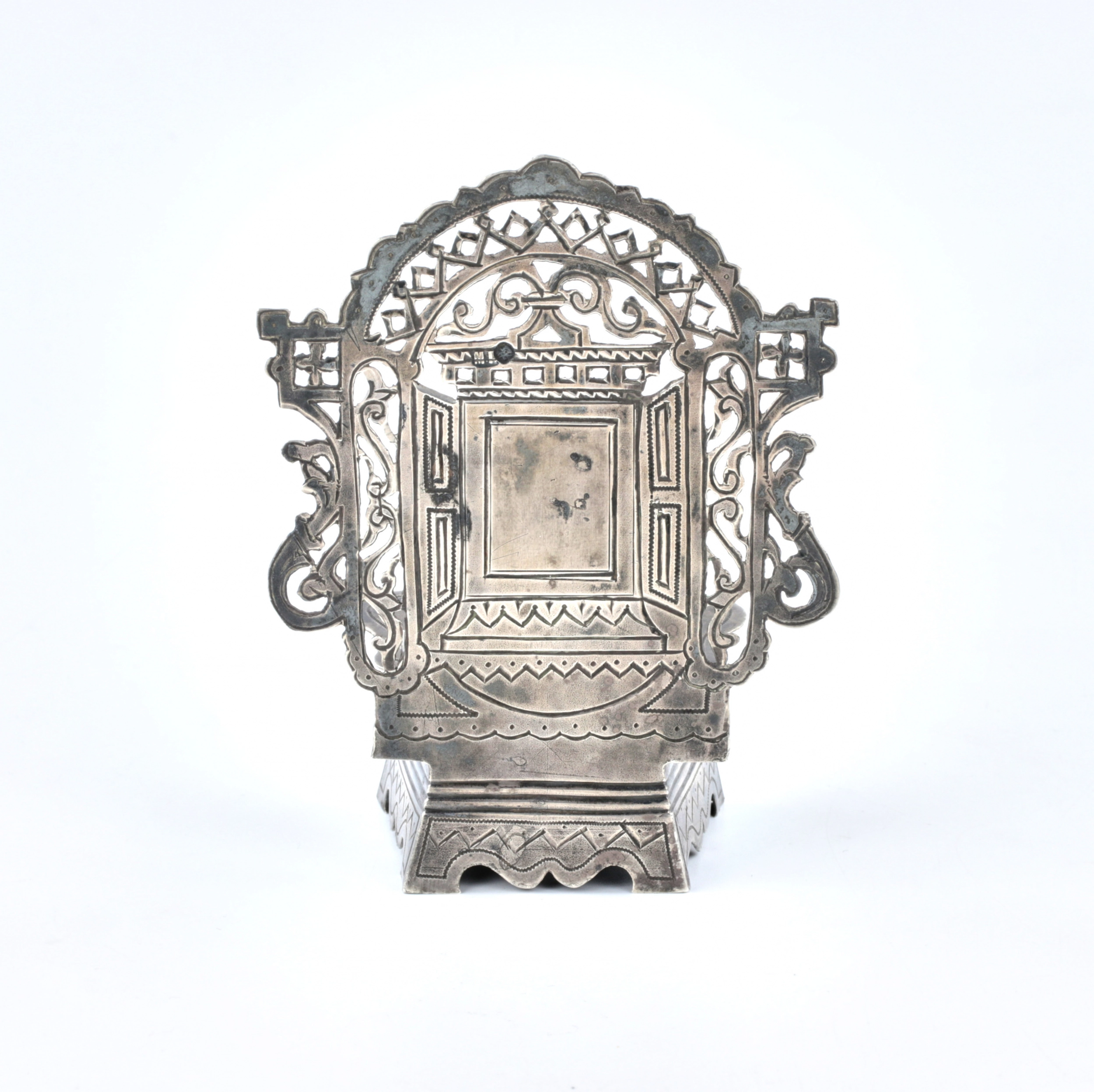 Silver salt shaker throne. 