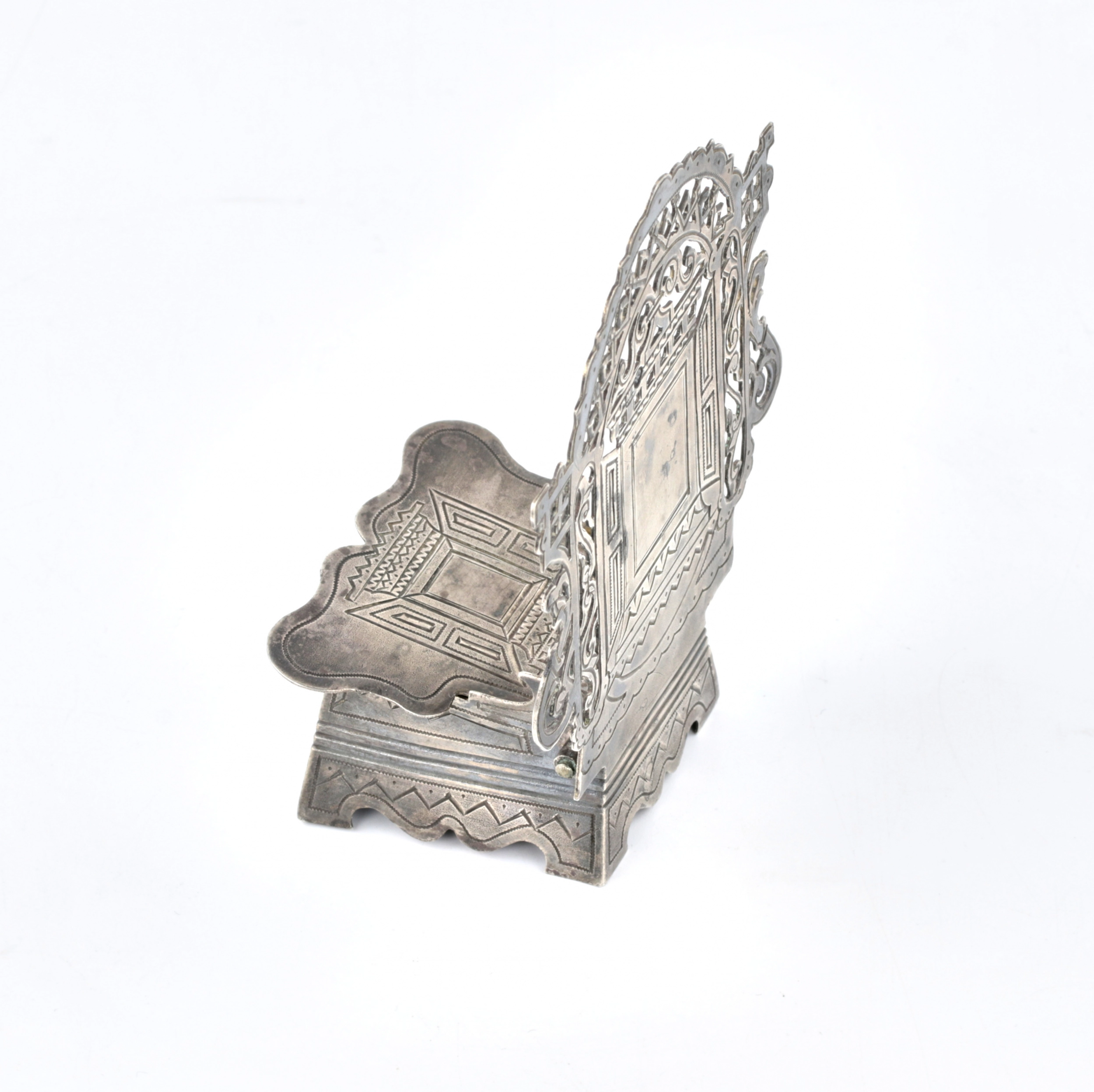 Silver salt shaker throne. 