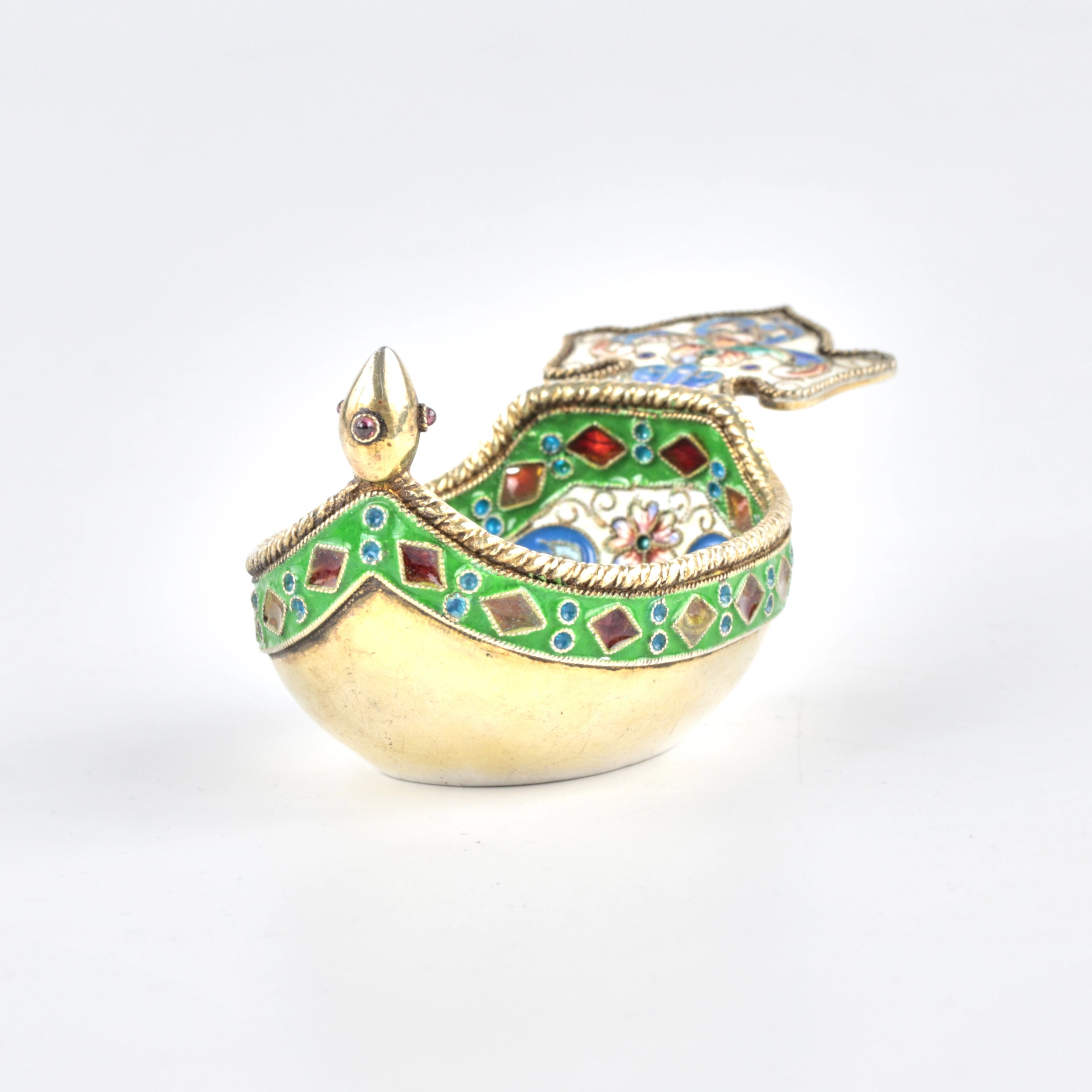 Kovsh decorative de style russe avec email. 
