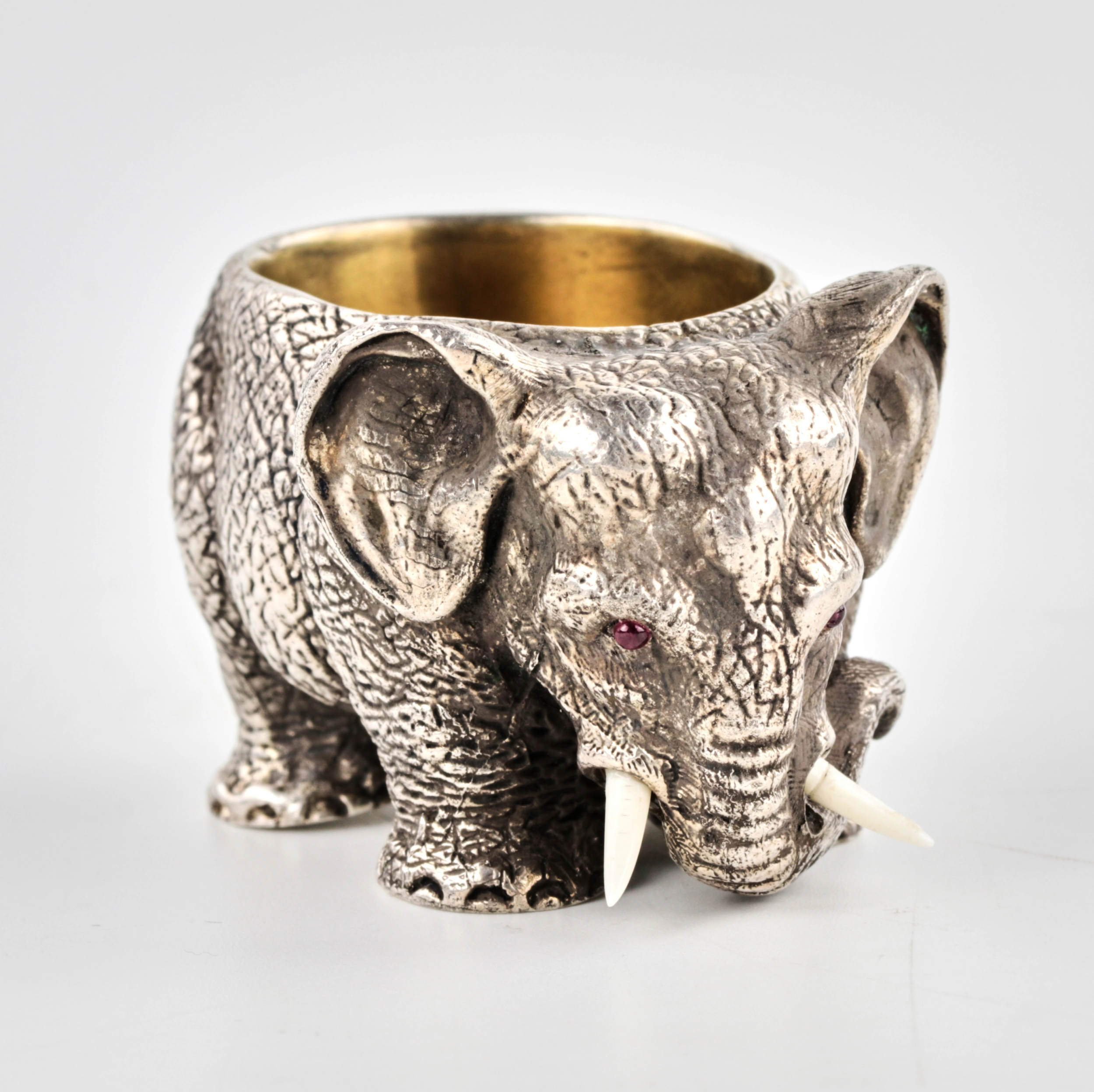 Élephant salière en argent. 