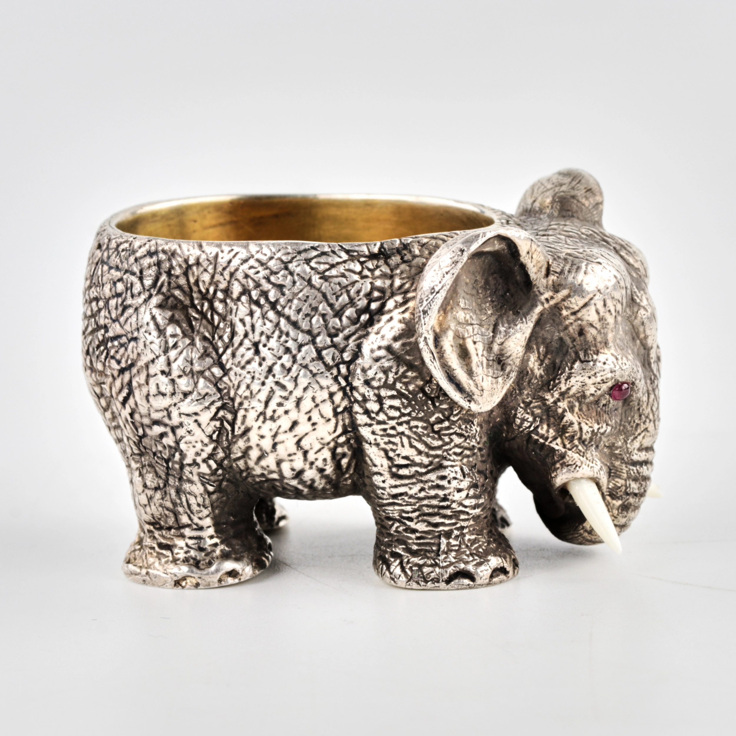 Élephant salière en argent. 