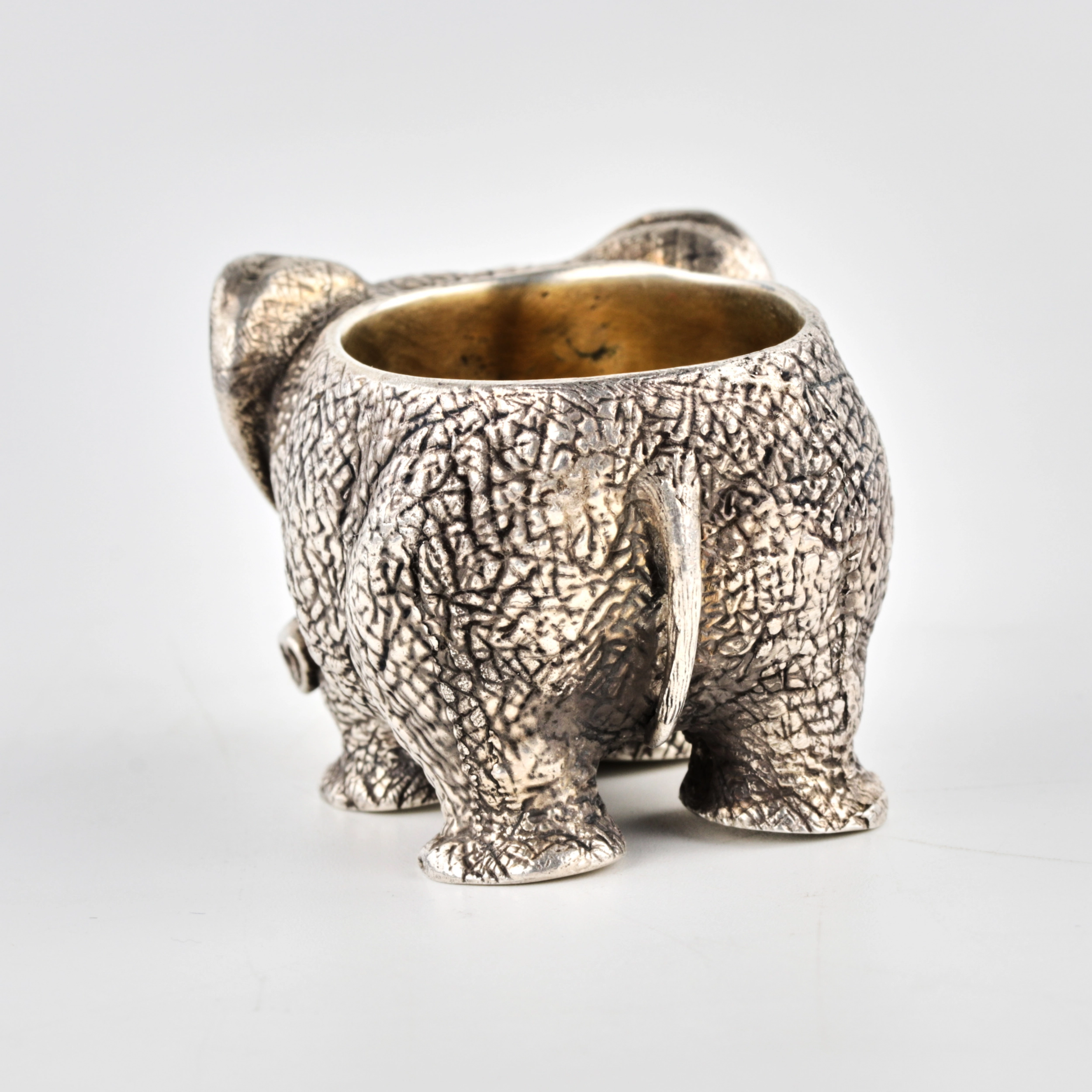 Élephant salière en argent. 