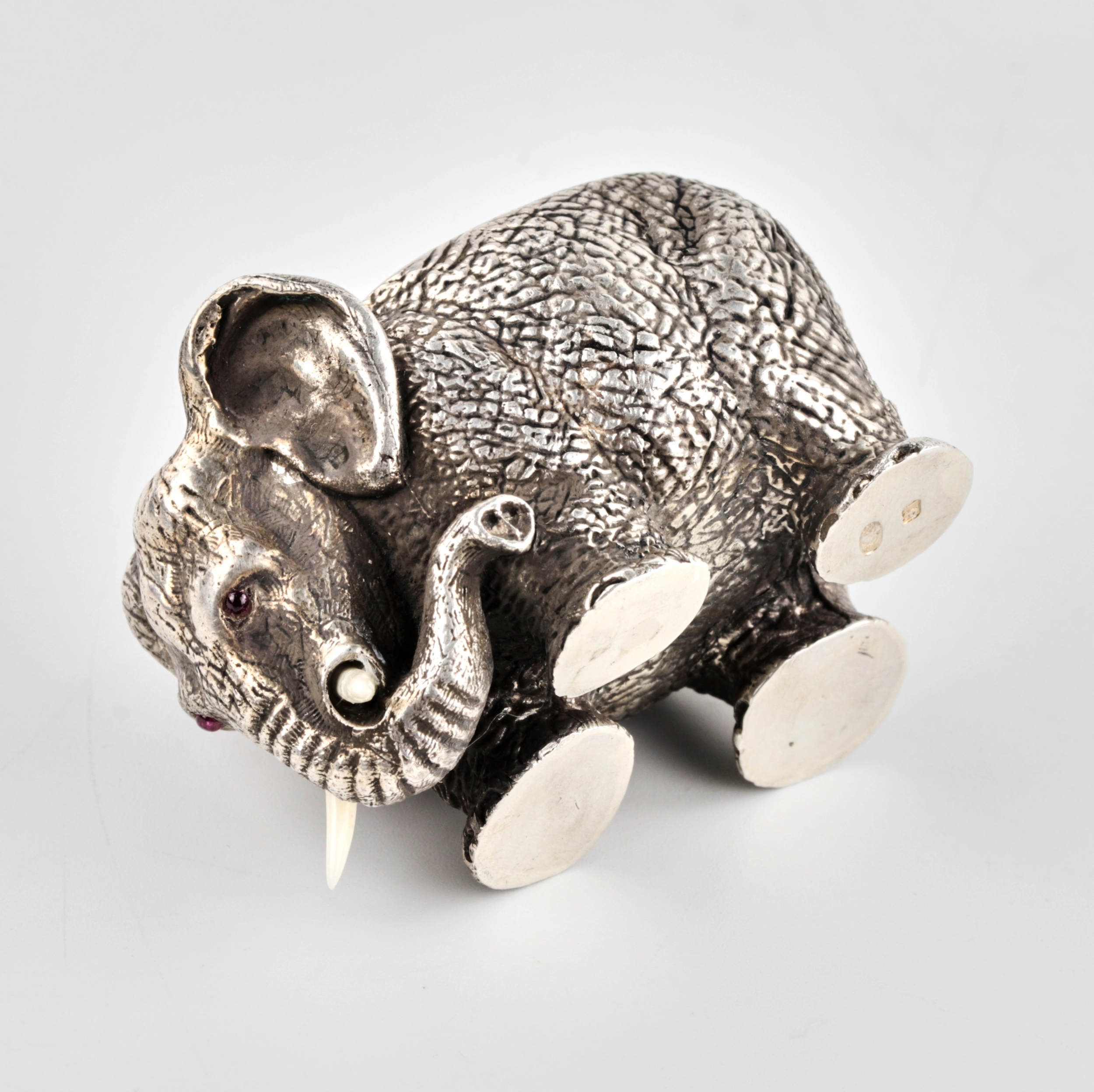 Élephant salière en argent. 