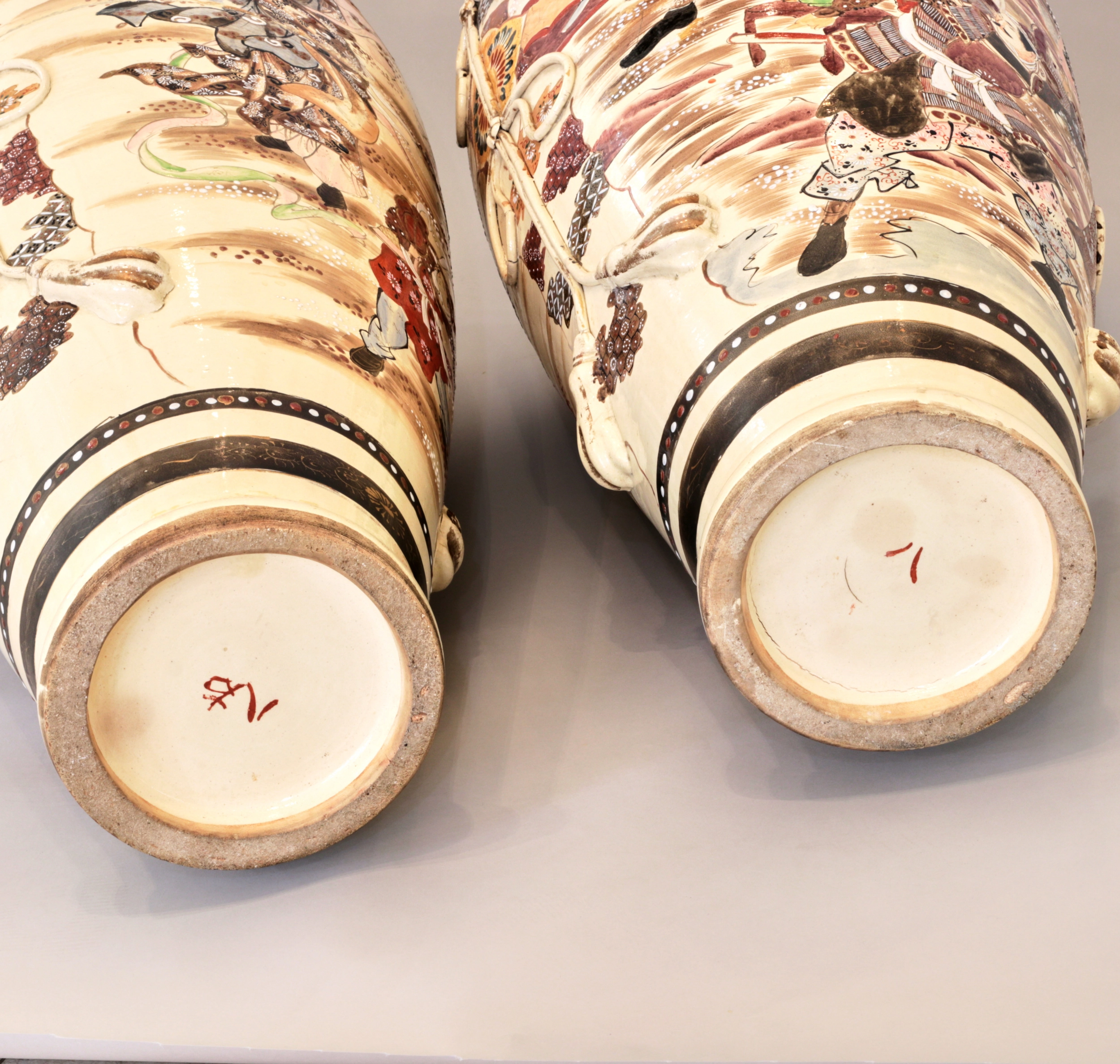 Paire de vases de sol japonais Satsuma.