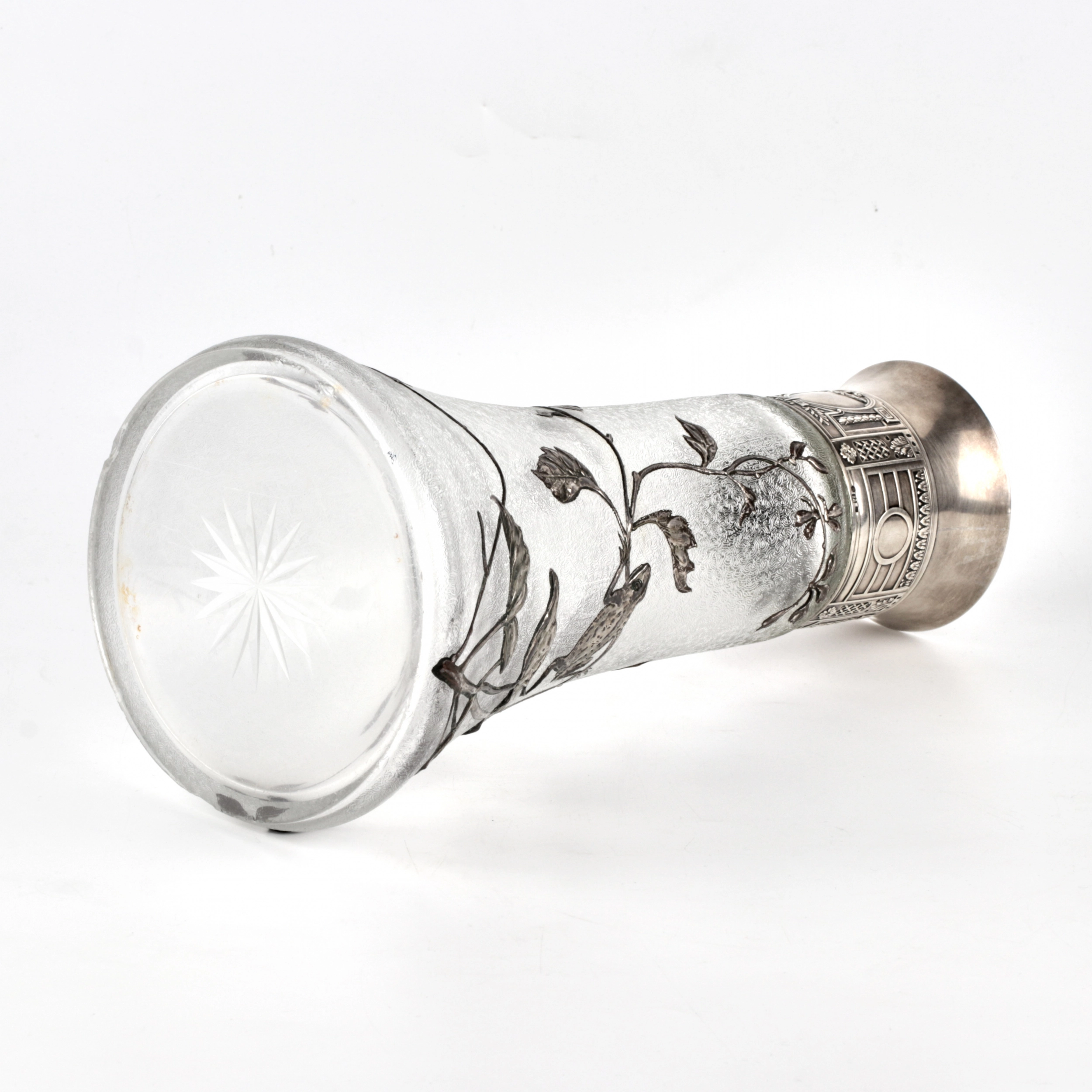 Un vase dans un cadre en argent. 2ème Artel. Empire russe. 