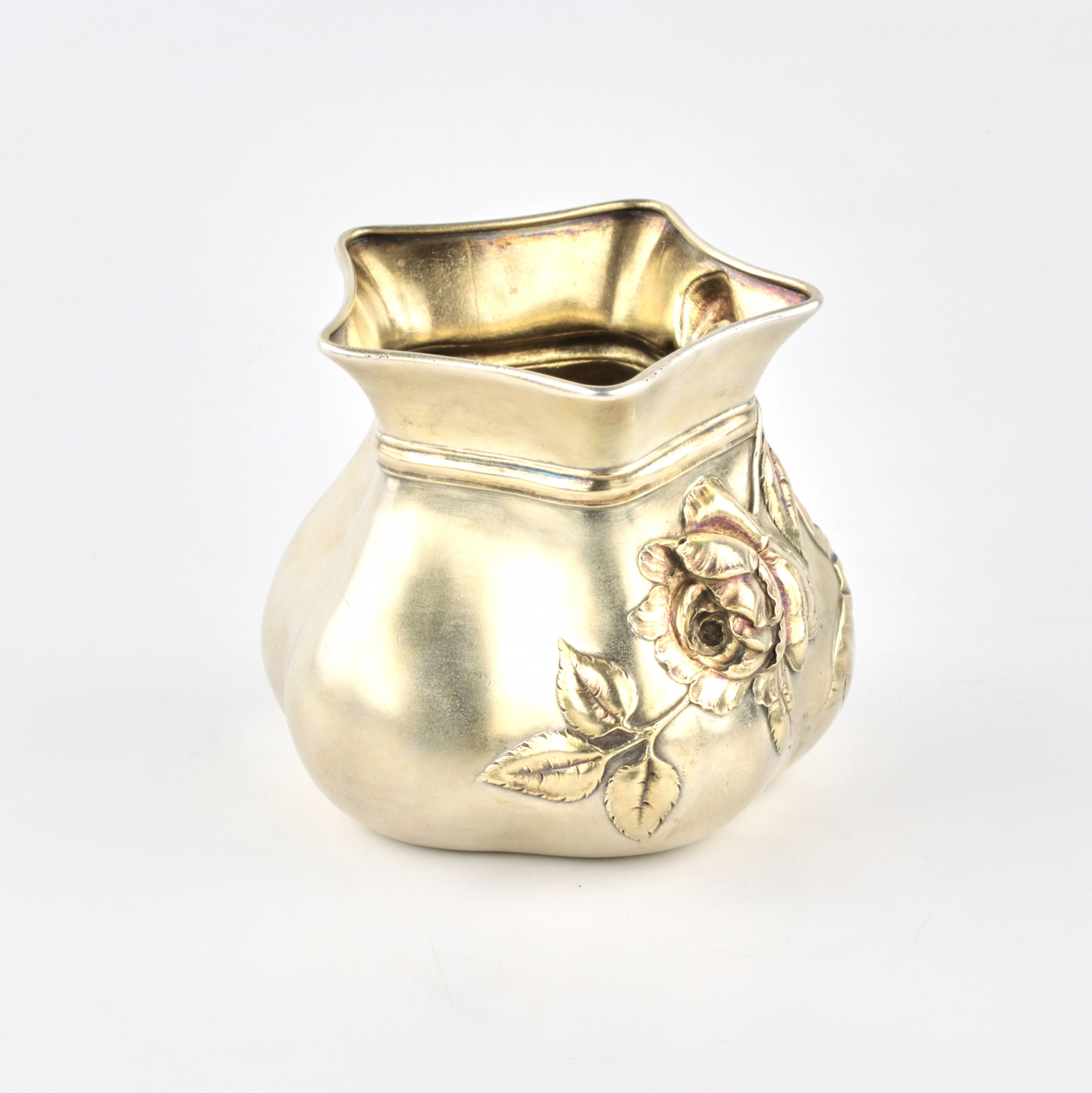 VASE-COFFRET EN ARGENT EN FORME DE BOURSE NOUÉE, ORNÉ D`UNE ROSE EN RELIEF. FABRIQUE D`OREST KOURLIOUKOV. MOSCOU, 1899–1908