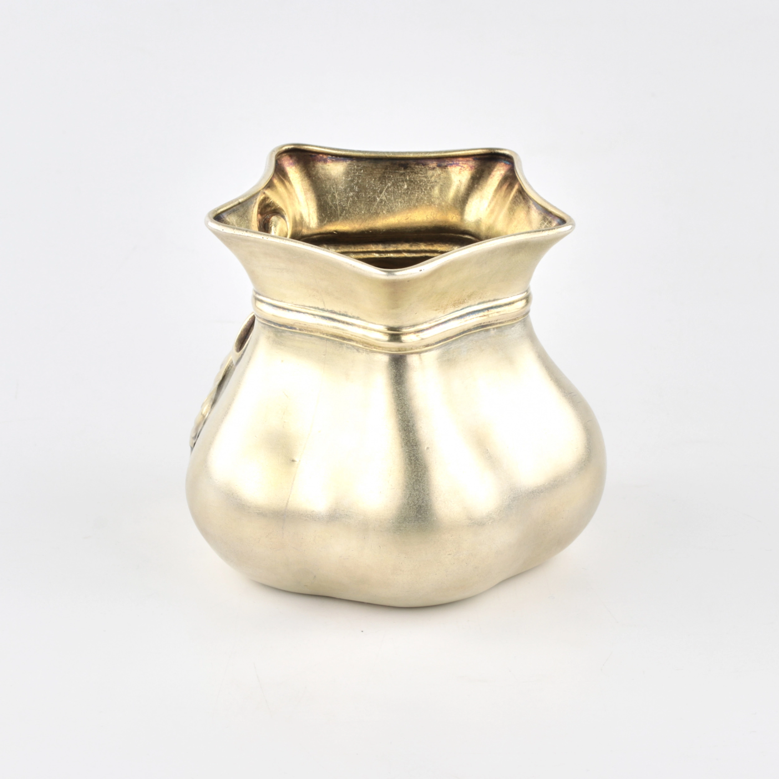 VASE-COFFRET EN ARGENT EN FORME DE BOURSE NOUÉE, ORNÉ D`UNE ROSE EN RELIEF. FABRIQUE D`OREST KOURLIOUKOV. MOSCOU, 1899–1908