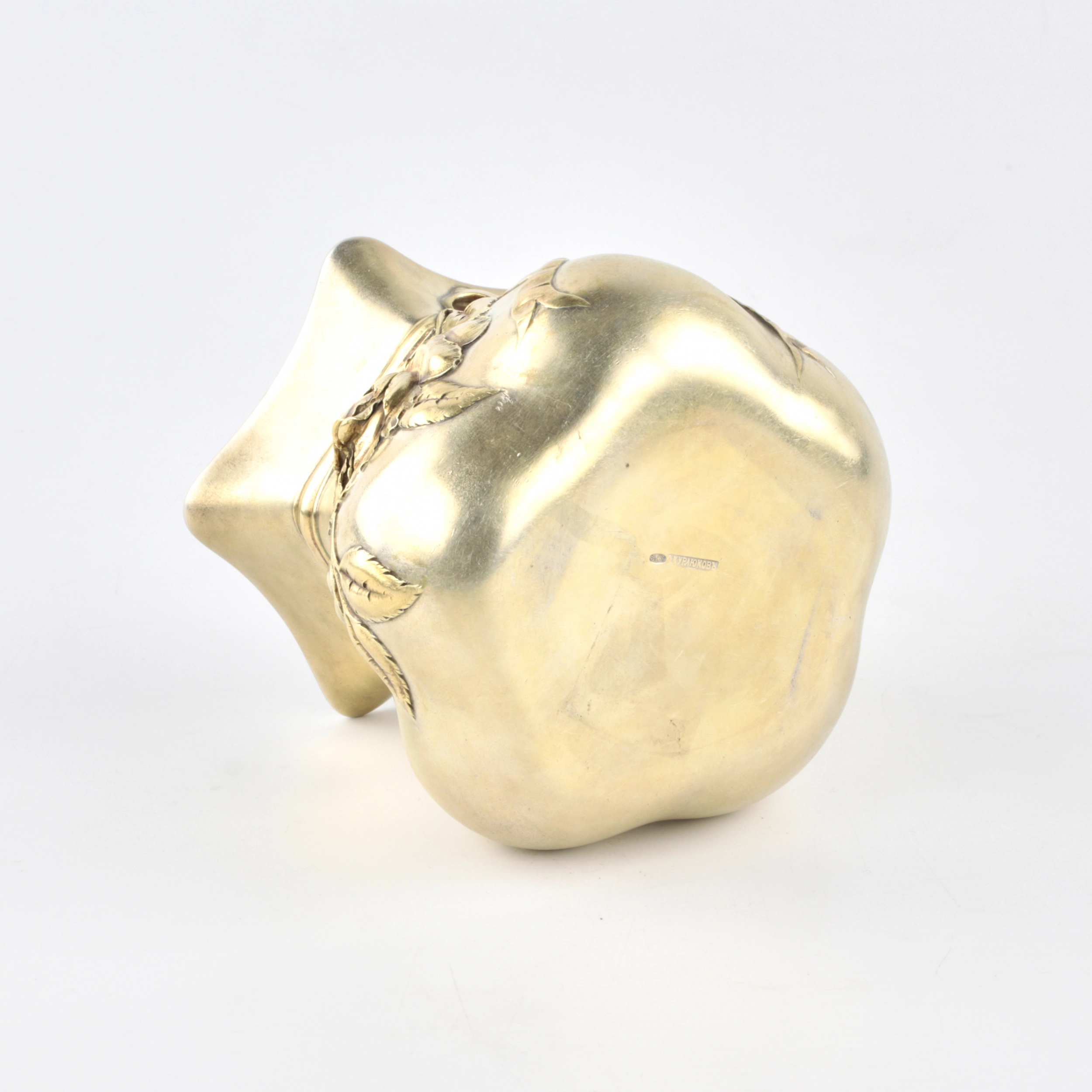 VASE-COFFRET EN ARGENT EN FORME DE BOURSE NOUÉE, ORNÉ D`UNE ROSE EN RELIEF. FABRIQUE D`OREST KOURLIOUKOV. MOSCOU, 1899–1908